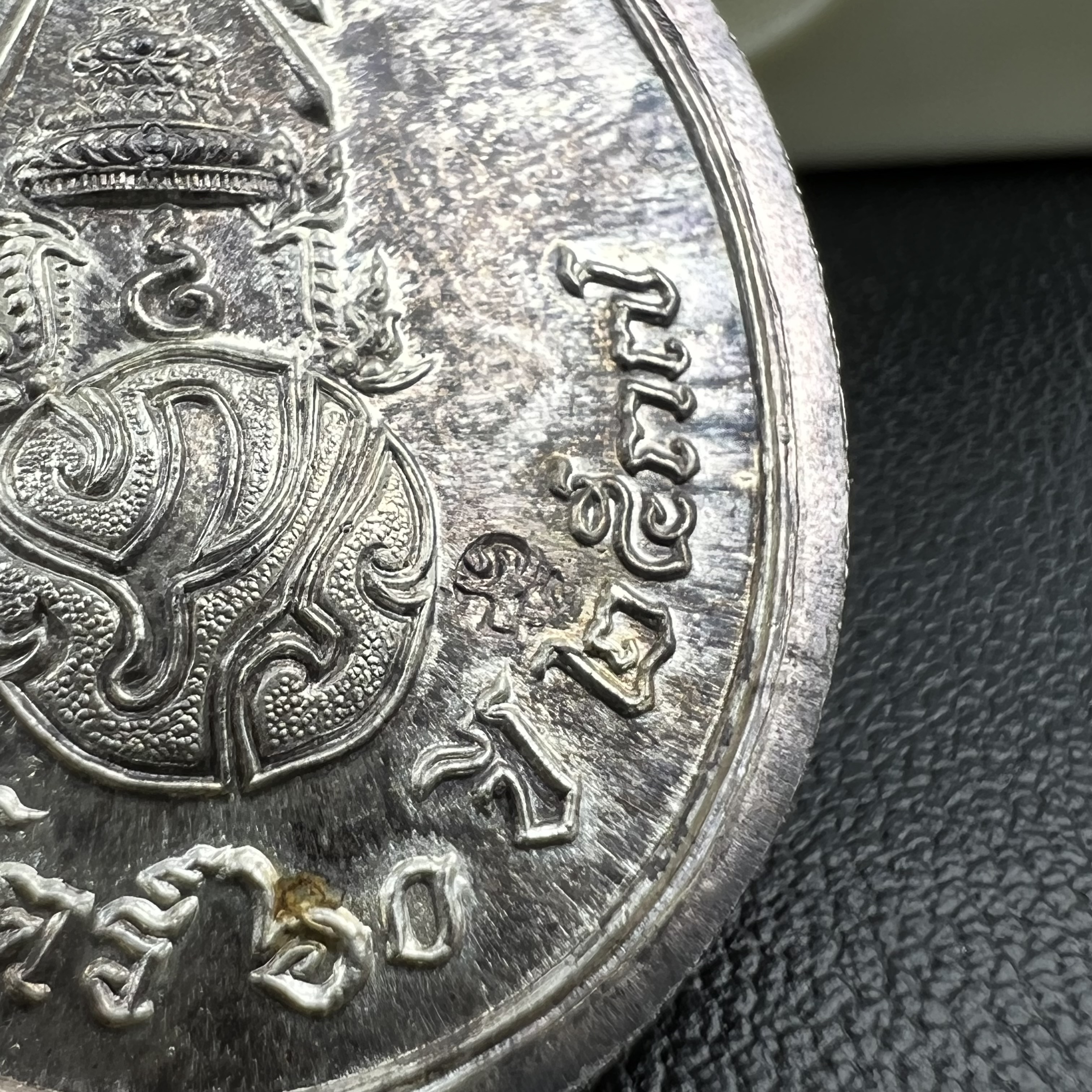 เหรียญพระพุทธสิหิงค์ ภปร. รุ่นมหาลัยธรรมศาสตร์ 60ปี พ.ศ.2537 พิมพ์เล็กกรรมการ(ไม่มีหูห่วง)เนื้อเงินพร้อมกล่องบรรจุเดิม(ในหลวงรัชกาลที่9เสด็จในพิธี)(พิธีใหญ่เกจิที่มีชื่อเสียงมาร่วมปลุกเสกจำนวนมากชนวนมาลสารเก่าเข้มขลัง)ของดีธรรมศาสตร์ที่ศิษย์เก่าไม่ควรพลาด