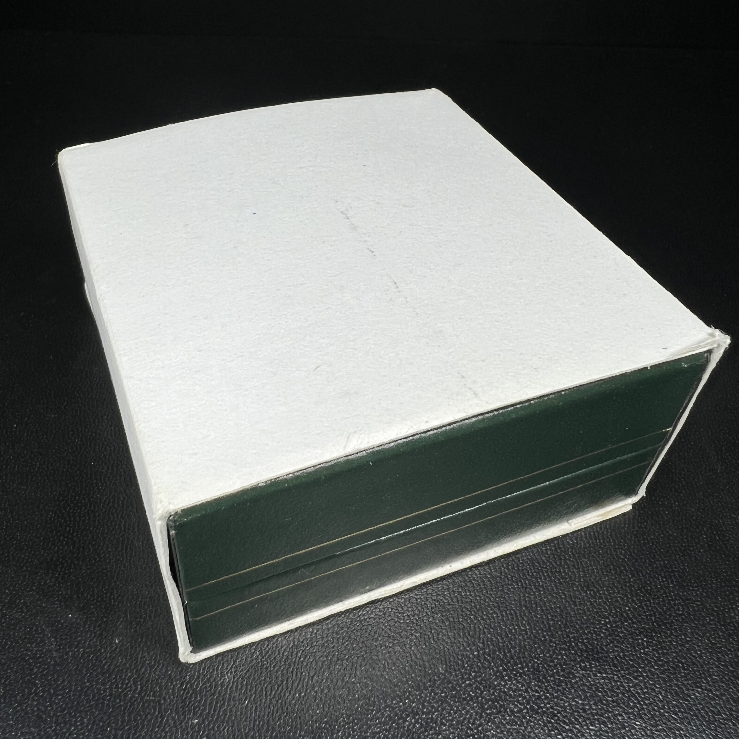 พระพุทธชินราช รุ่นมหาลาภ พิธีพุทธาภิเษกวัดพระศรีรัตนมหาธาตุวรมหาวิหาร จ.พิษณุโลก ปี 2540 เนื้อเงินบริสุทธิ์ 99.9% (นวลเงา)(สภาพผิวเดิมขึ้นสีรุ้ง สวยมากๆเสน่ห์พระเนื้อเงิน สีสันที่ธรรมชาติสรรค์สร้าง) พร้อมกล่องบรรจุเดิม (องค์หมายเลข 11411)(เลขกระจก)นิยม