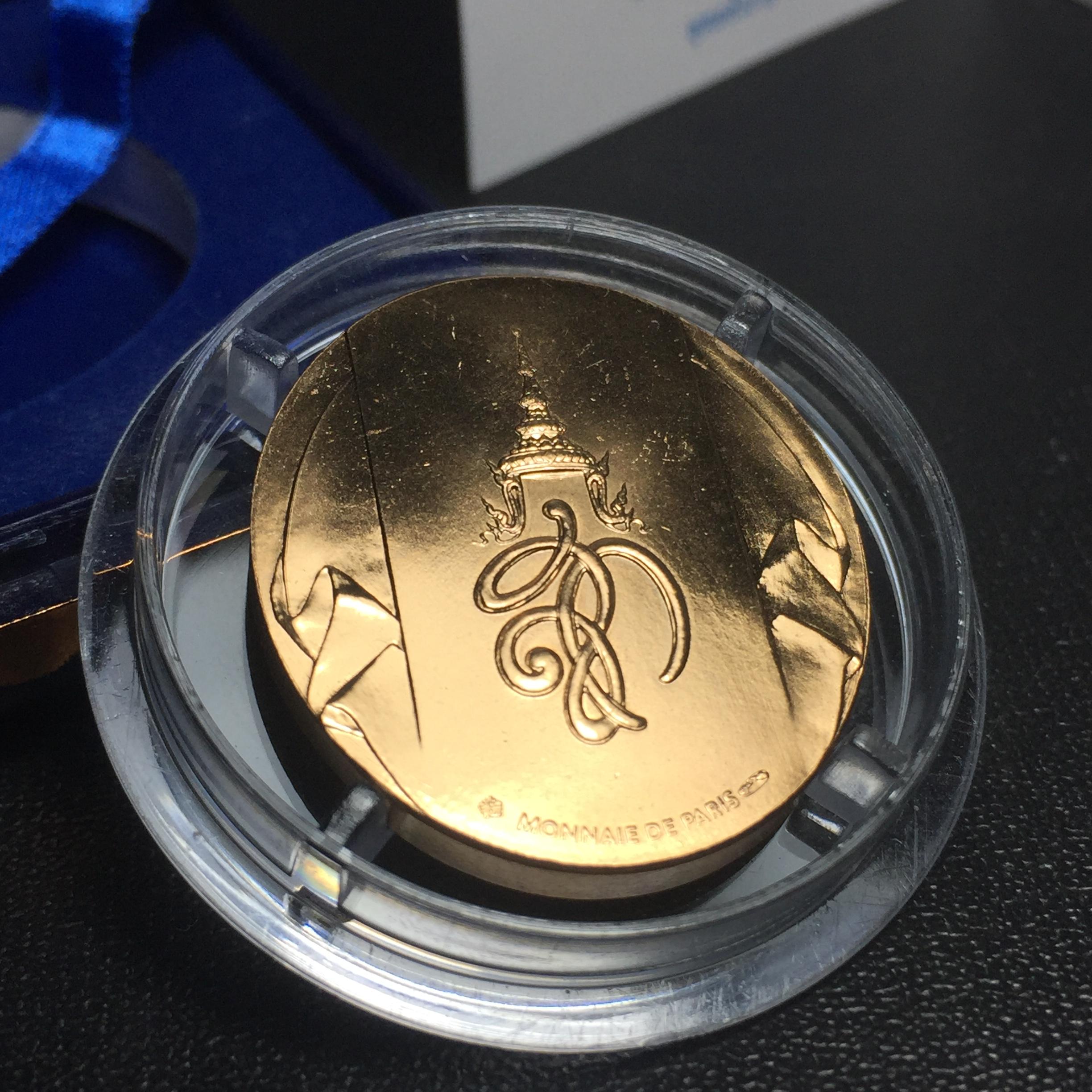 เหรียญหลวงพ่อทวด หลังพระนามาภิไธได้ย สก. ปี2544 พิธีใหญ่ ผลิตโดยโรงกษาปณ์โมเน่ร์ เนื้อบรอนซ์(ทองแดง)สภาพสวยสมบูรณ์กล่องใบรับรองครบ