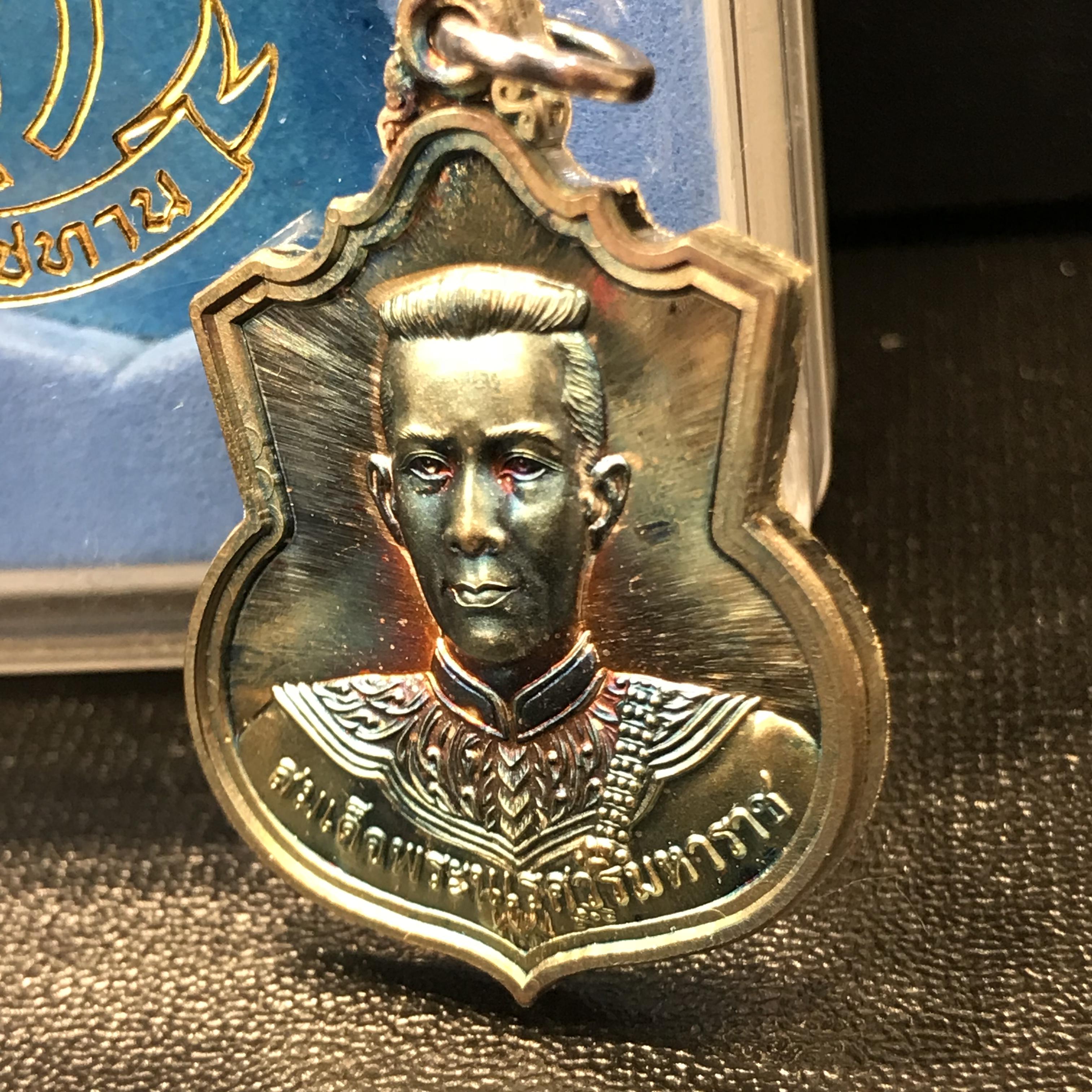 เหรียญสมเด็จพระนเรศวรมหาราช รุ่นสู้ หลัง สก. พิธีใหญ่ ปี 2548 เนื้อเงิน ผิวเดิมขึ้นสีรุ้งสวยนิยม พร้อมกล่อง