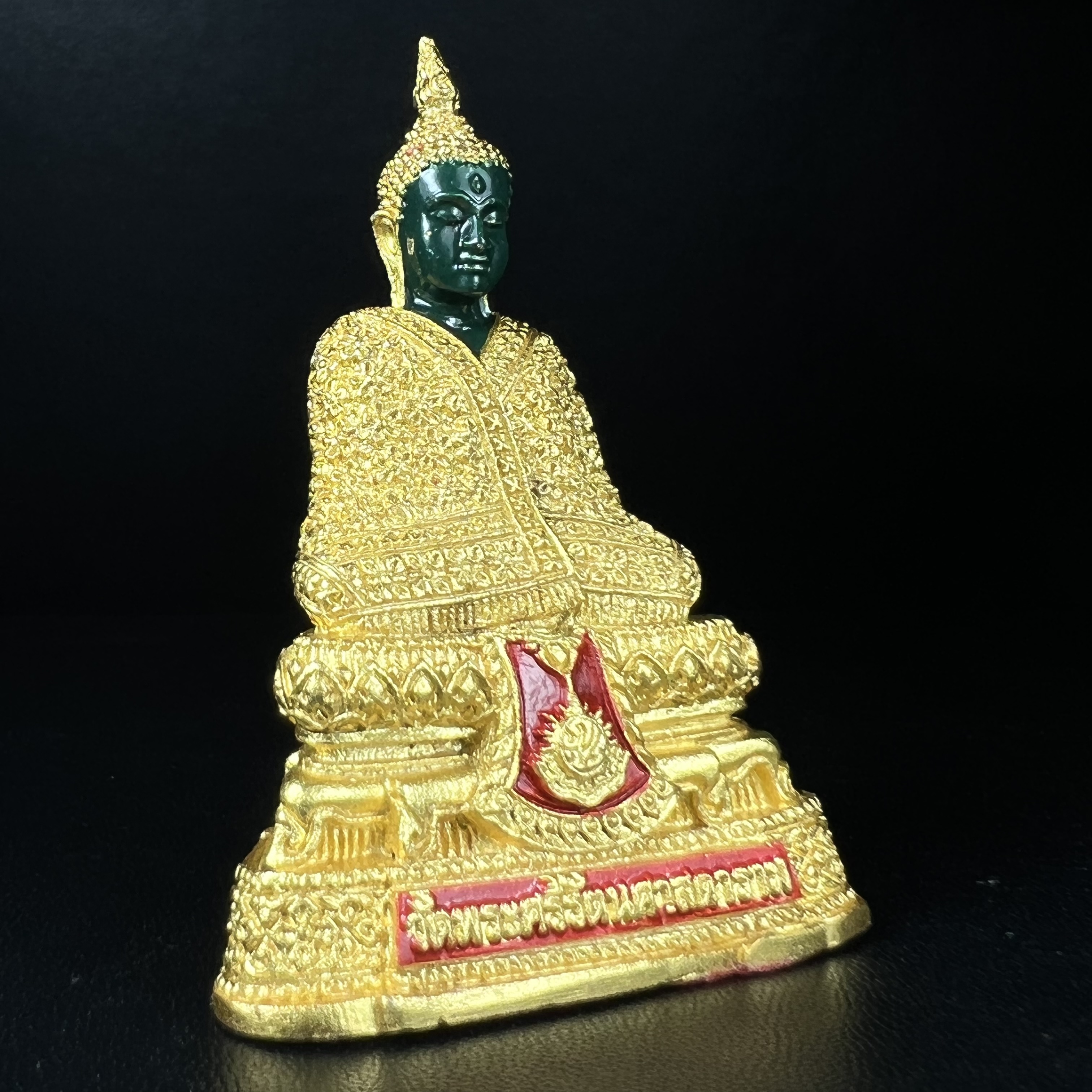 พระพุทธมหามณีรัตนปฏิมากร(พระแก้วมรกต) วัดพระศรีรัตนศาสดาราม สำนักพระราชวัง จัดสร้าง ฤดูหนาว หน้าตัก 2 นิ้ว(บรรจุมวลสารใต้ฐาน)