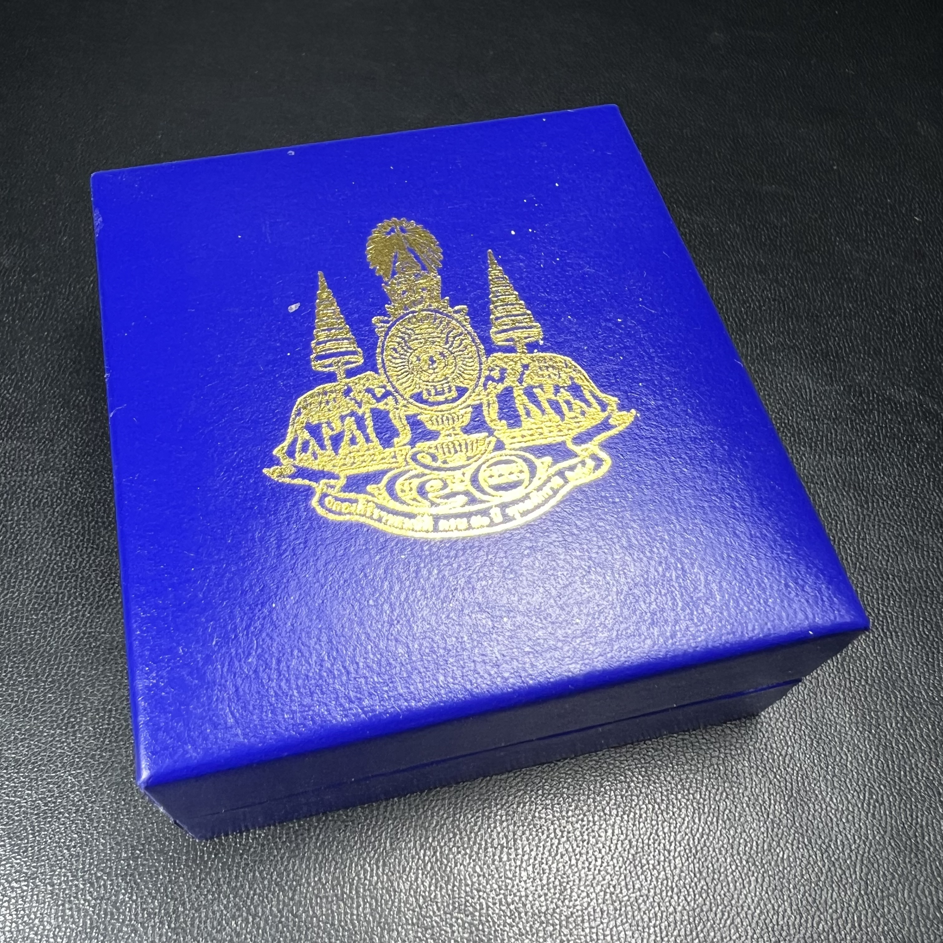 พระกริ่งไพรีพินาศ ครองสิริราชสมบัติครบ 50 ปี พ.ศ.2540 เนื้อเงินสามกษัตริย์ ผิวเดิมๆขึ้นสีรุ้งธรรมชาติแบบนิยม(สเน่ห์พระเนื้อเงินสีสันที่ธรรมชาติสรรค์สร้าง)พร้อมกล่องบรรจุเดิมครบ(เข้มขลังทรงอานุภาพยิ่งใหญ่ กำราบศัตรูพ่ายสิ้น พระไพรีพินาศ)(หายาก)1ใน539 องค์