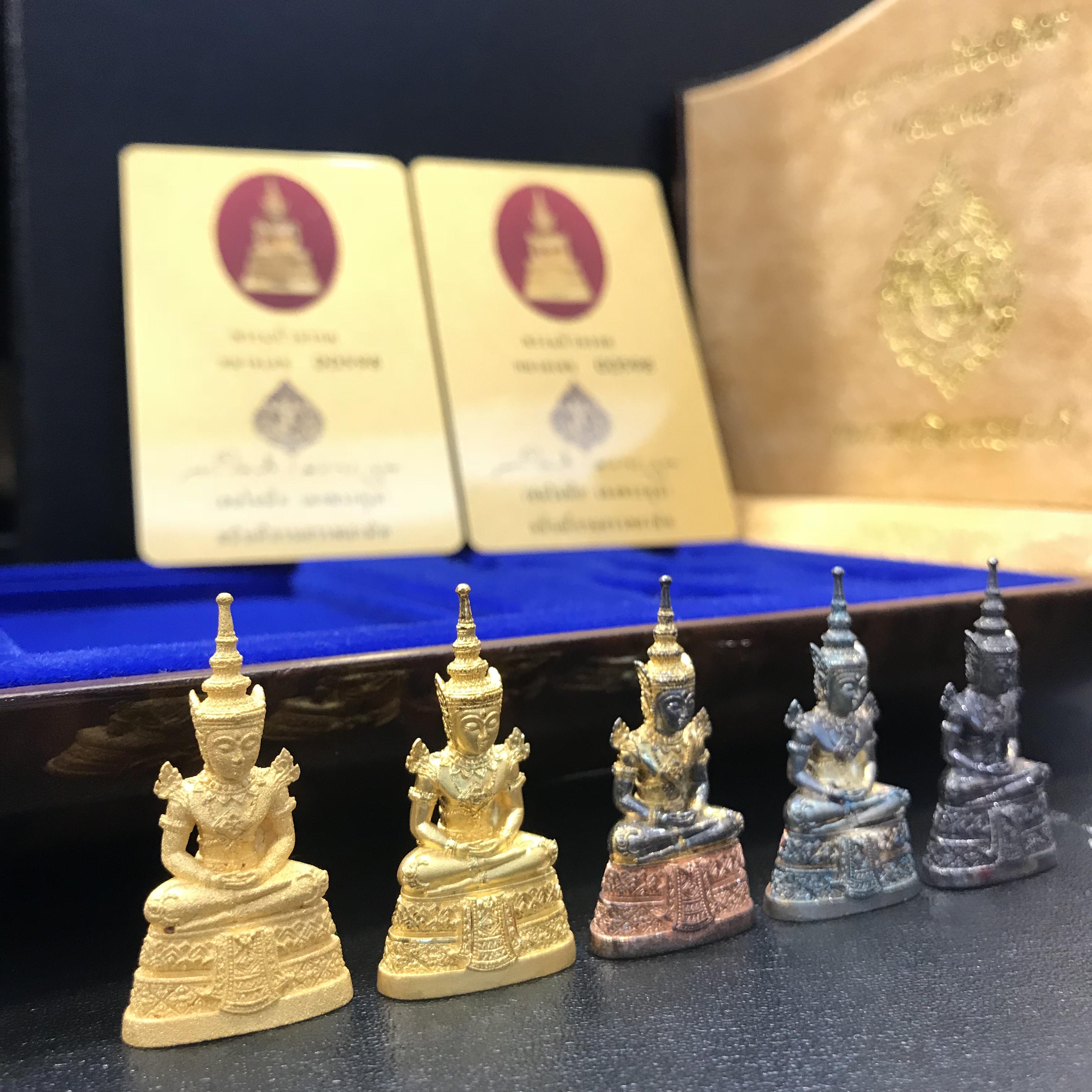 พระแก้วมรกต กรมสรรพสามิตจัดสร้างขึ้นเนื่องในโอกาสครบรอบ 64 ปีของกรมสรรพสามิต และเนื่องในวโรกาสที่พระบาทสมเด็จพระเจ้าอยู่หัวทรงครองราชย์ครบ 50 ปีในปีกาญจนาภิเษก เมื่อ พ.ศ.2539 ชุดทองคำ(1ใน2000ชุด)