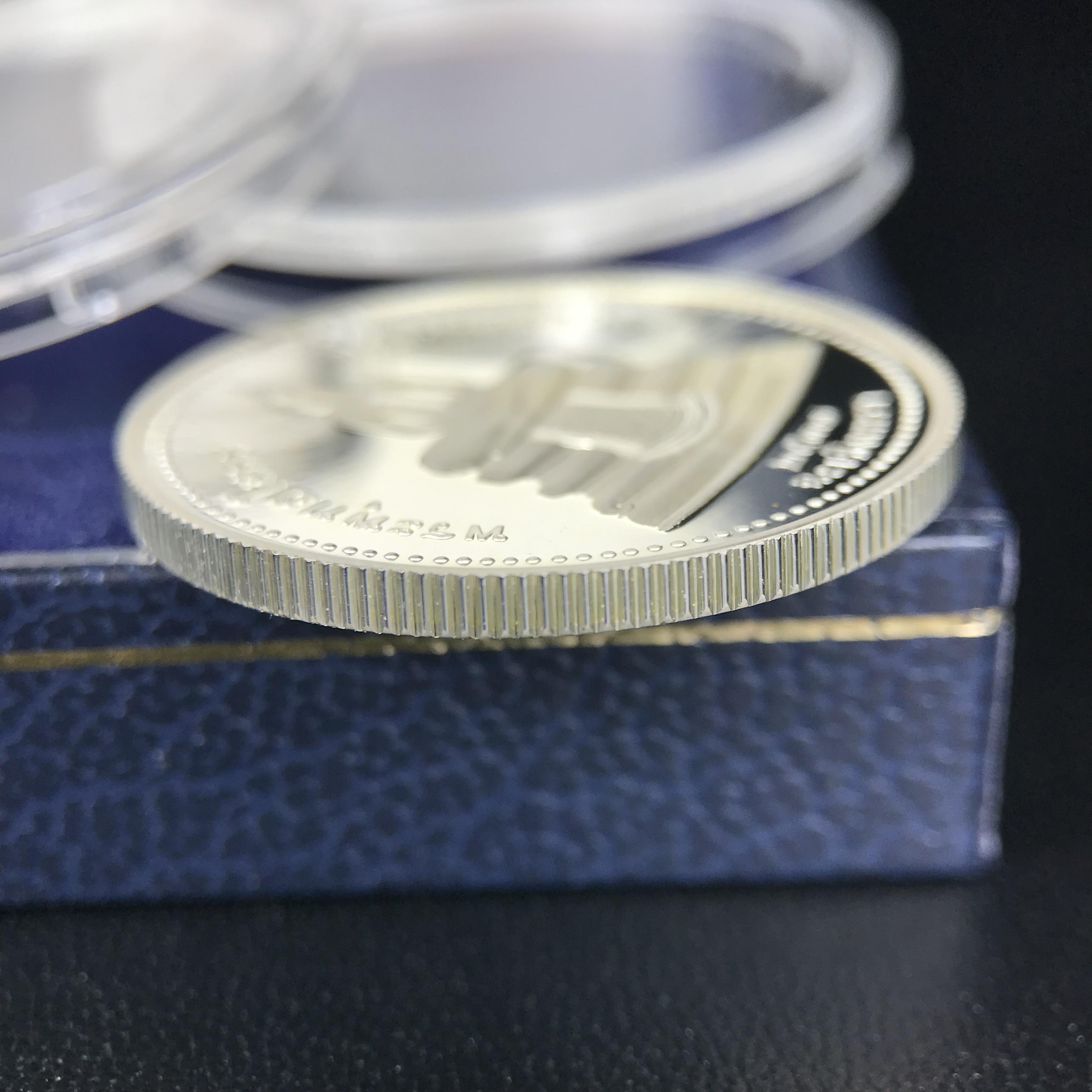 เหรียญพระพุทธโสธร 2 หน้า วัดโสธรวรารามวรวิหาร จ.ฉะเชิงเทรา ปี 2537เนื้อเงินขัดเงาสองหน้า ขนาด 2.8 ซ.ม. บล็อกนอก ผลิตที่โรงกษาปณ์ Royal Australian Mint ประเทศออสเตรเลีย พร้อมกล่องบรรจุเดิม สภาพสวย