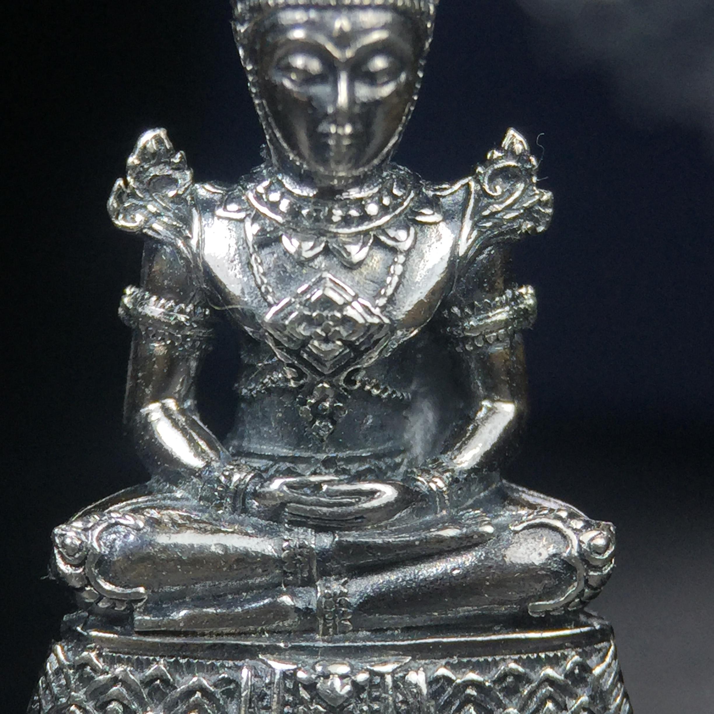 พระแก้วมรกต กรมสรรพสามิตจัดสร้างขึ้นเนื่องในโอกาสครบรอบ 64 ปีของกรมสรรพสามิต และเนื่องในวโรกาสที่พระบาทสมเด็จพระเจ้าอยู่หัวทรงครองราชย์ครบ 50 ปีในปีกาญจนาภิเษก เมื่อ พ.ศ.2539 เนื้อเงินรมดำขัดเงาพร้อมกล่องบรรจุเดิม