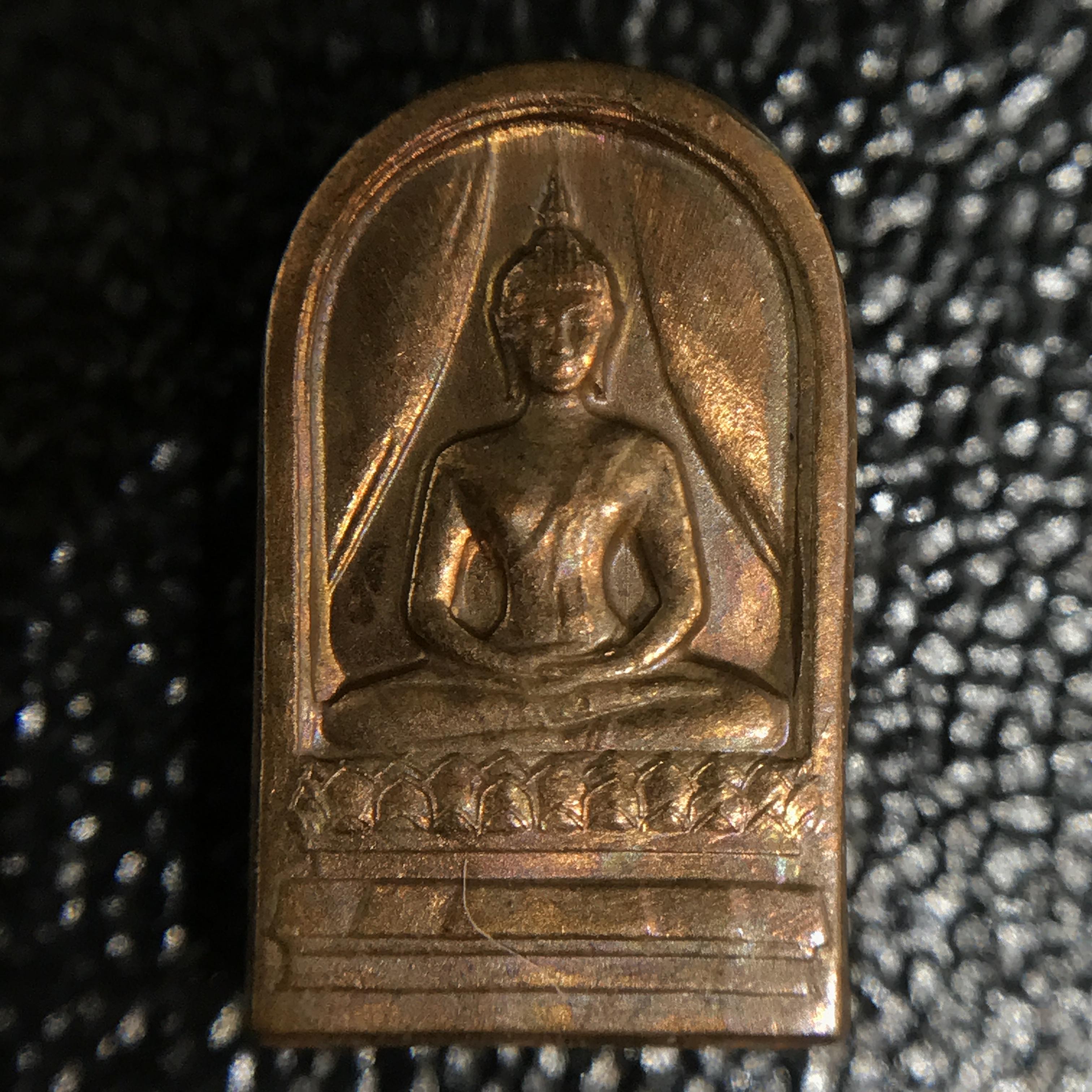 พระปรกใบมะขาม พระพุทธสิหิงค์ ภปร ธรรมศาสตร์ 50ปี เนื้อทองแดง(ในหลวงรัชกาลที่9 เสด็จเททอง)(พระปรกใบมะขาม ภปร รุ่นแรก)