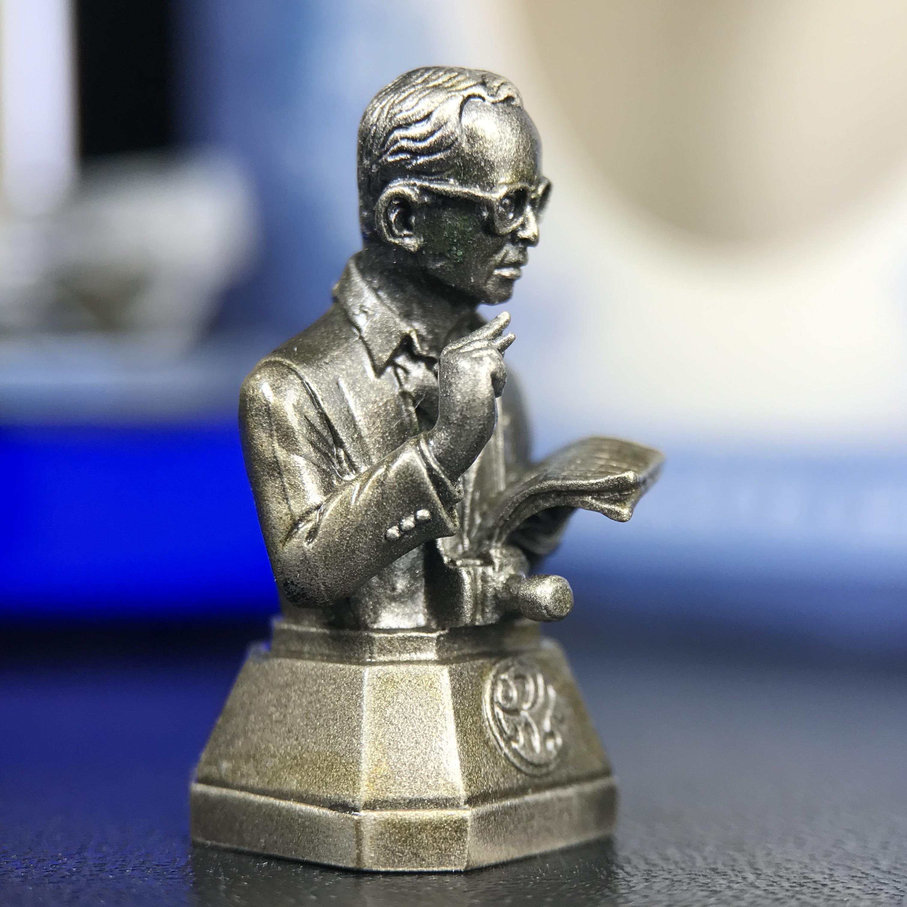 พระบรมรูปพระบาทสมเด็จพระเจ้าอยู่หัวรัชกาลที่ 9(ทรงงาน) ภปร. รุ่นเพราะแผ่นดินนี้คือแผ่นดินเกิด ปี 2551 ขนาดสูง 1 นิ้ว เนื้อบรอนซ์ชุบเงินรมดำ(ด้านหน้า ฐานพระบรมรูปฯ ประดิษฐานอักษรพระปรมาภิไธย ภ.ป.ร.)นิยมหายาก***รุ่นตรา ภปร. พบเจอน้อยมาก****