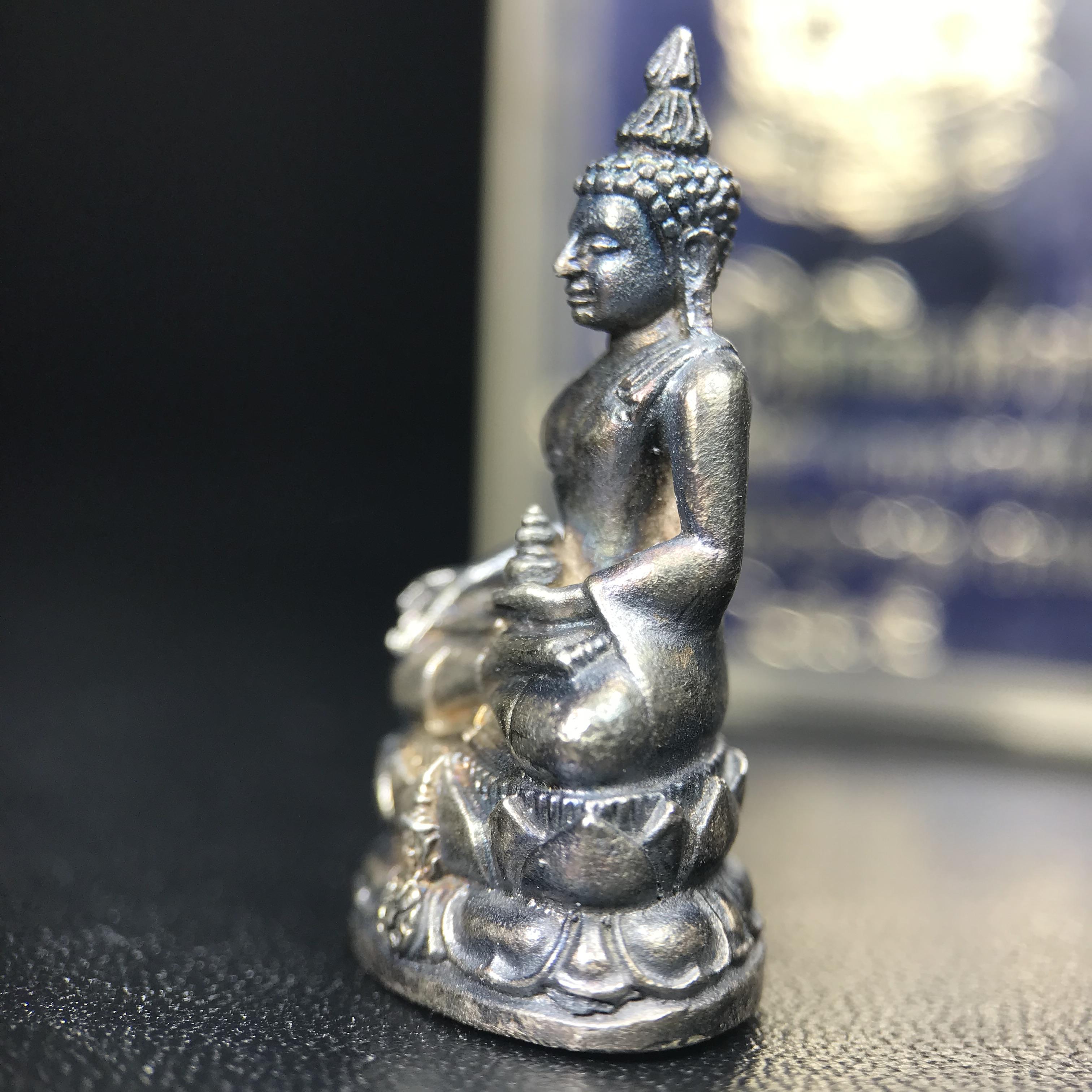 พระกริ่งไพรีพินาศ ภปร. รุ่นแรกของประเทศไทย วัดปทุมวนาราม ปี 2535 เนื้อเงิน(ผิวเดิม ผิวขึ้นรุ้งทั่วองค์ สวย งดงาม)(เข้มขลังทรงอานุภาพยิ่งใหญ่ กำราบศัตรูพ่ายสิ้น) ขนาดสูง 3 ซม. พร้อมกล่องบรรจุเดิมครบสมบูรณ์ (ในหลวงรัชกาลที่9เสด็จเททอง)(1ใน3000องค์)นิยมหายาก