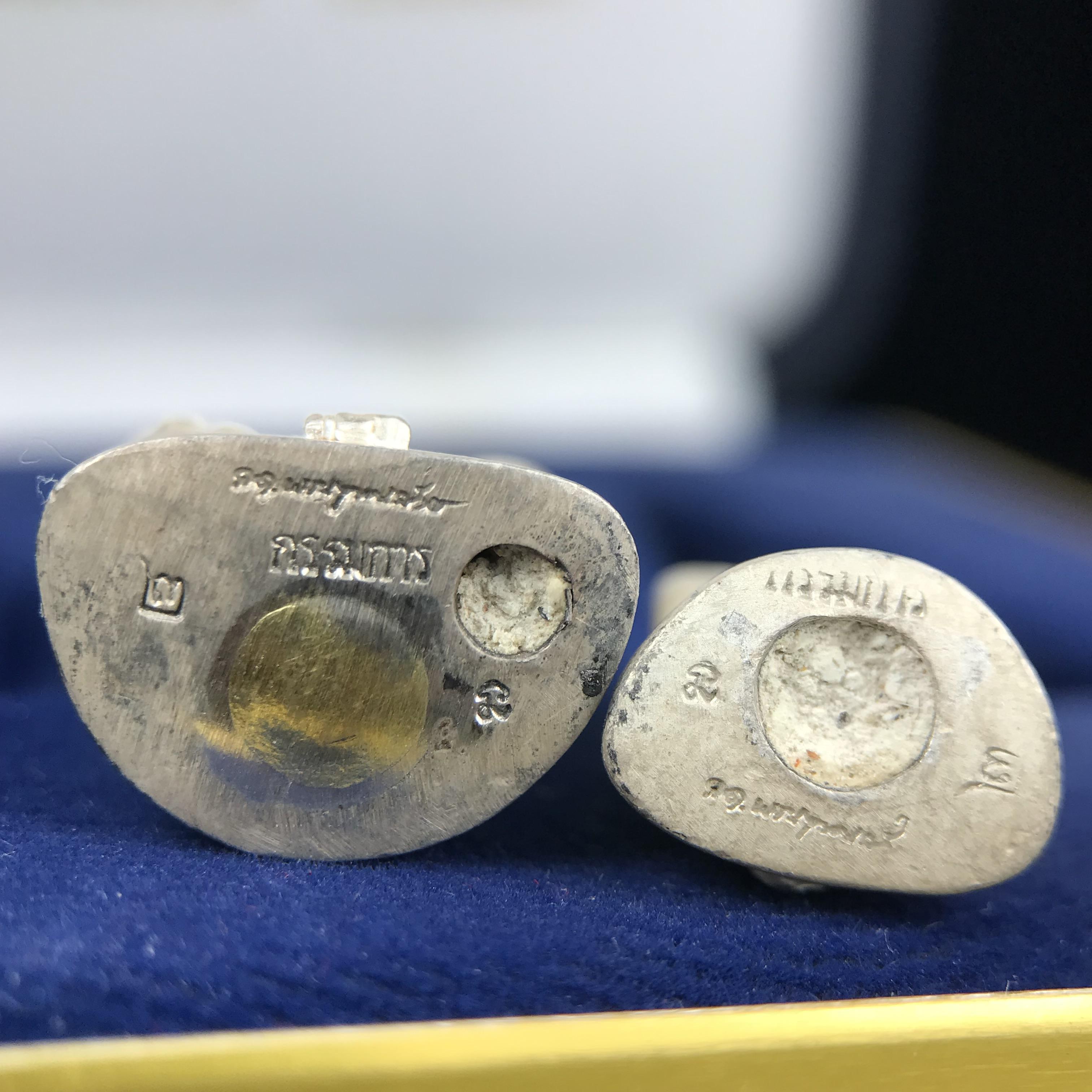 พระกริ่ง-พระชัยวัฒน์ ไพรีพินาศ ญสส.รุ่น นวฤทธิ์โภคทรัพย์ ปี 2544 อุดผงพุทธคุณ บรรจุมวลสารจิตรลดา และเส้นพระเกศาของสมเด็จพระญาณสังวร พระสังฆราชฯ พร้อมกล่องบรรจุเดิม เนื้อเงิน ก้นทองคำ(พิมพ์กรรมการ)ชุดหมายเลข ๒(1ใน 89 ชุด) หายากพบเจอน้อยมาก