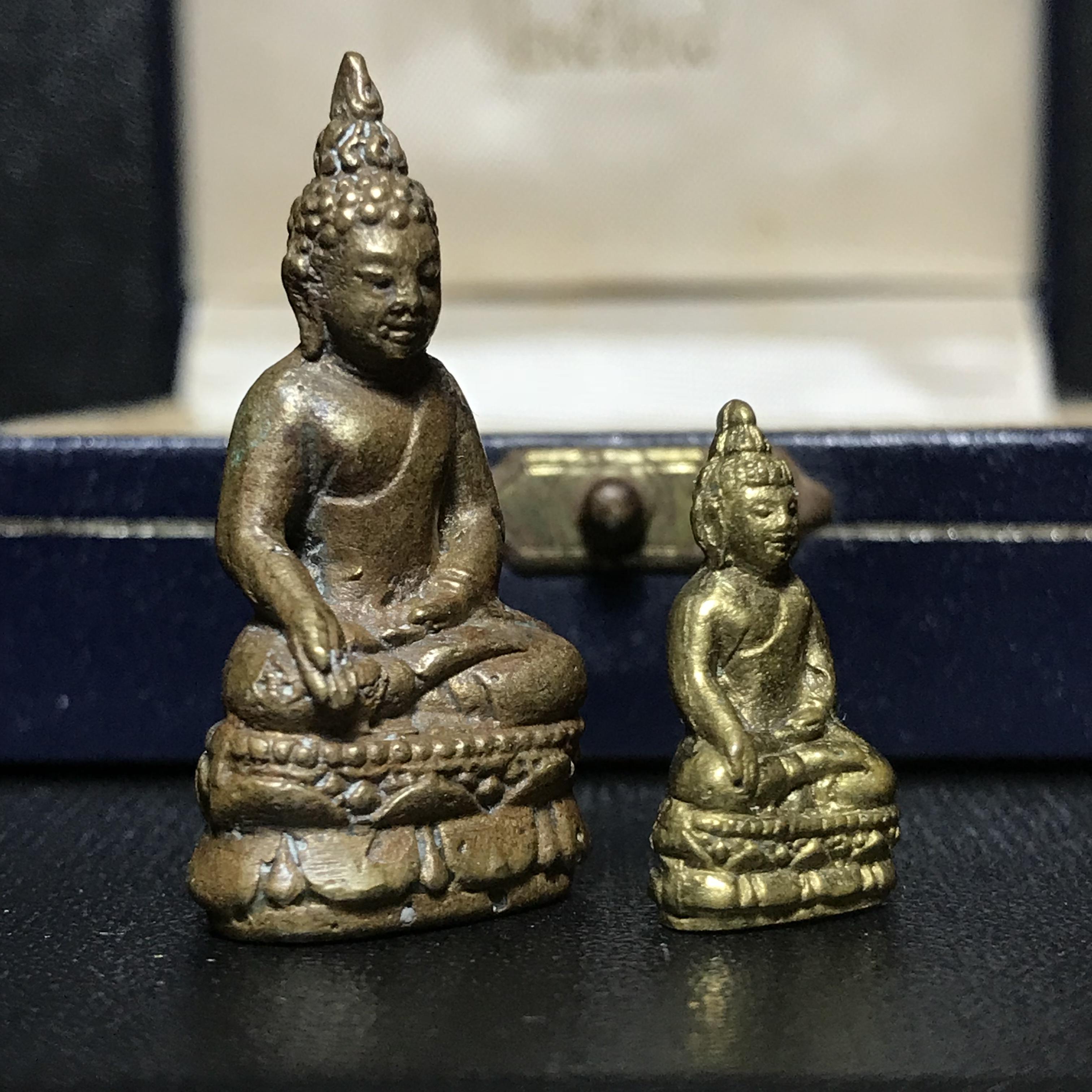 พระกริ่ง-พระชัยวัฒน์ไพรีพินาศ วัดบวรนิเวศวิหาร รุ่นผ้าป่าสิงห์บุรี ปี2528(กล่องหนังนิยม)