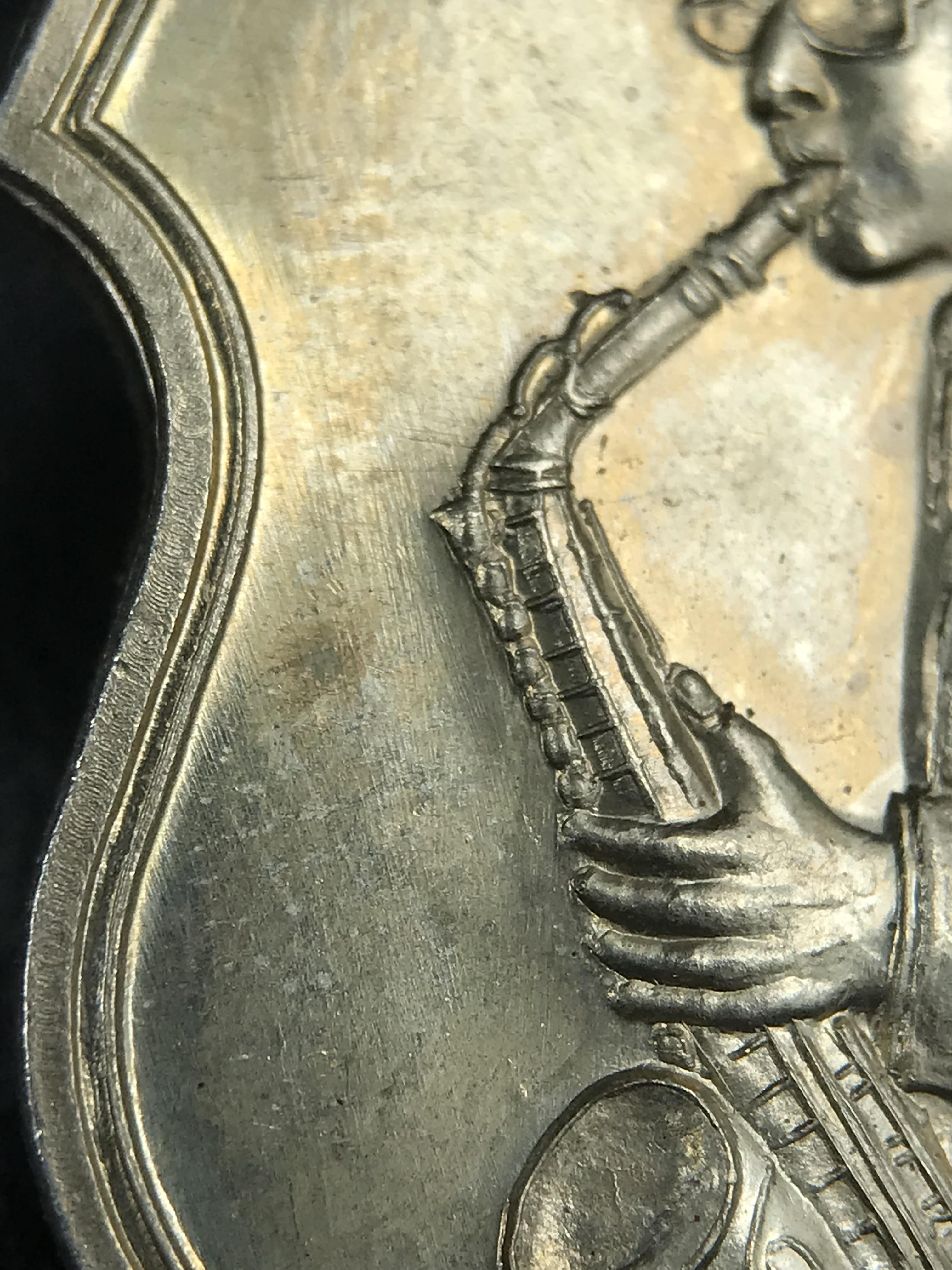 เหรียญครอบครูช่างหลวง(ในหลวงทรงดนตรี) เนื้ออัลปาก้า ปี 2550(หายาก)สุดยอดแห่งความหายากมีหมุนเวียนให้เห็นน้อยมากเป็นอีกหนึ่งรุ่นยอดนิยมของเสด็จพ่อร.9เหรียญนี้สวยมากผิวน้ำทองทั่วทั้งเหรียญ