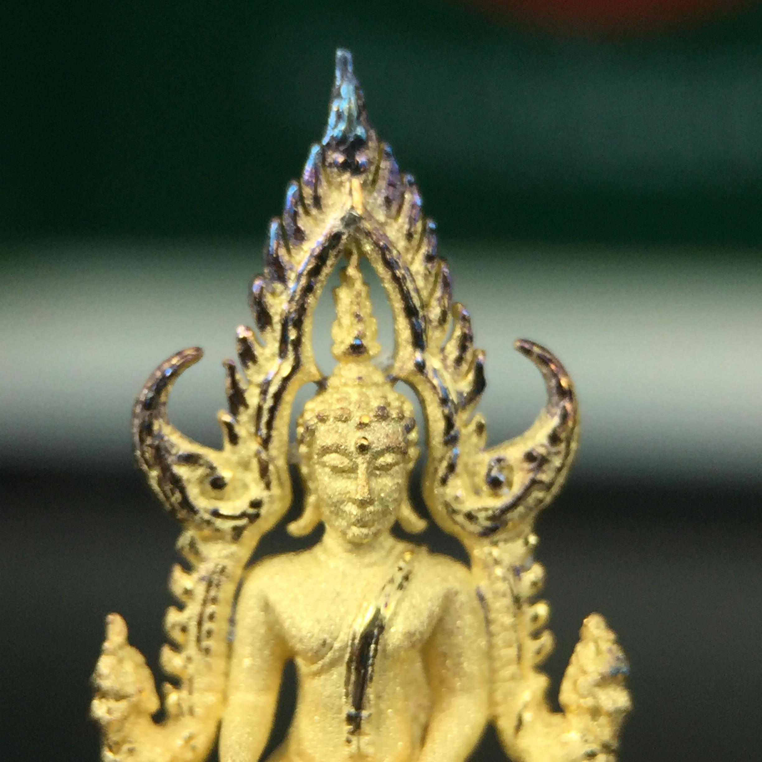 พระพุทธชินราช ภปร. ในวโรกาสพระราชพิธีมหามงคล เฉลิมพระชนมายุ6รอบ 5ธันวาคม2542 มูลนิธิพิทักษ์ดวงตาประชาชน จัดสร้าง เนื้อเงินบริสุทธิ์ 99.9% แบบชุบทองประกายเพชร 3 ไมครอน พิมพ์กลาง ขนาดสูง 2.4 ซม. พร้อมกล่องบรรจุเดิม