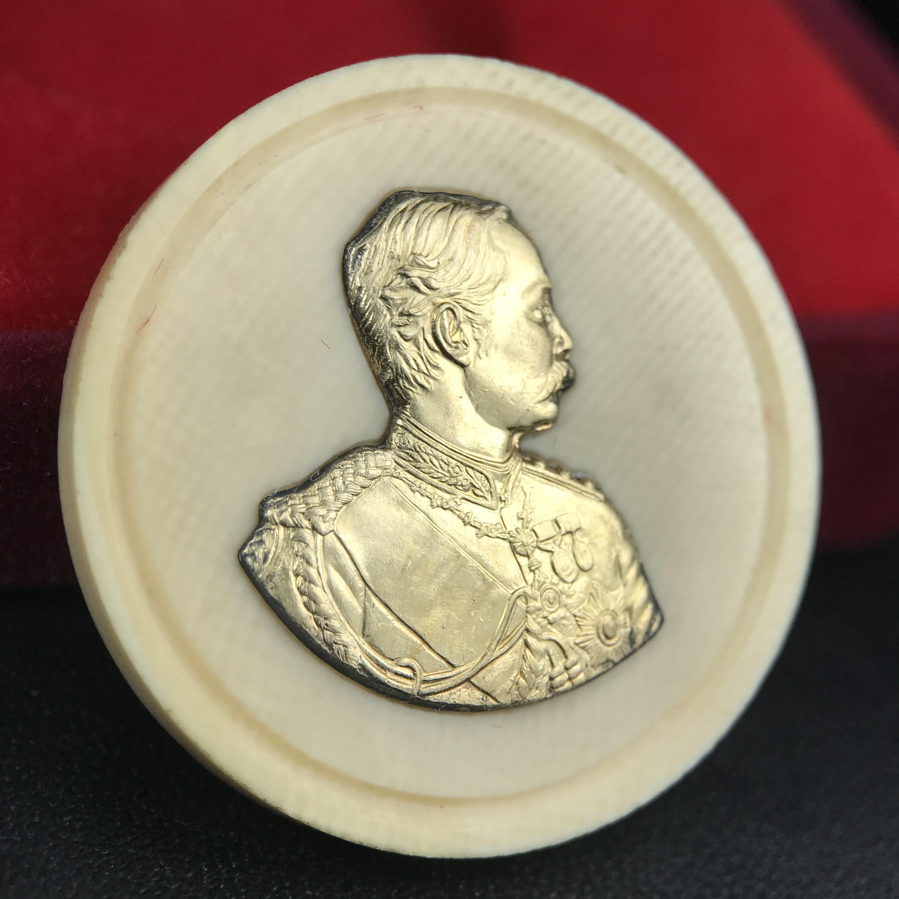 เหรียญรัชกาลที่ 5 คชสารหมื่นปี หลวงพ่ออุตตมะ วัดวังก์วิเวการาม ปี 2540 พิมพ์ใหญ่ขนาด 3.0 ซม. หน้ากากทองคำบริสุทธิ์ 99.99% (ผิวสวยเดิม)พร้อมกล่องบรรจุเดิมครบ(ควรคู่ผู้รู้คุณค่า ด้วยวัตถุมงคล เสริมบุญญาบารมี)