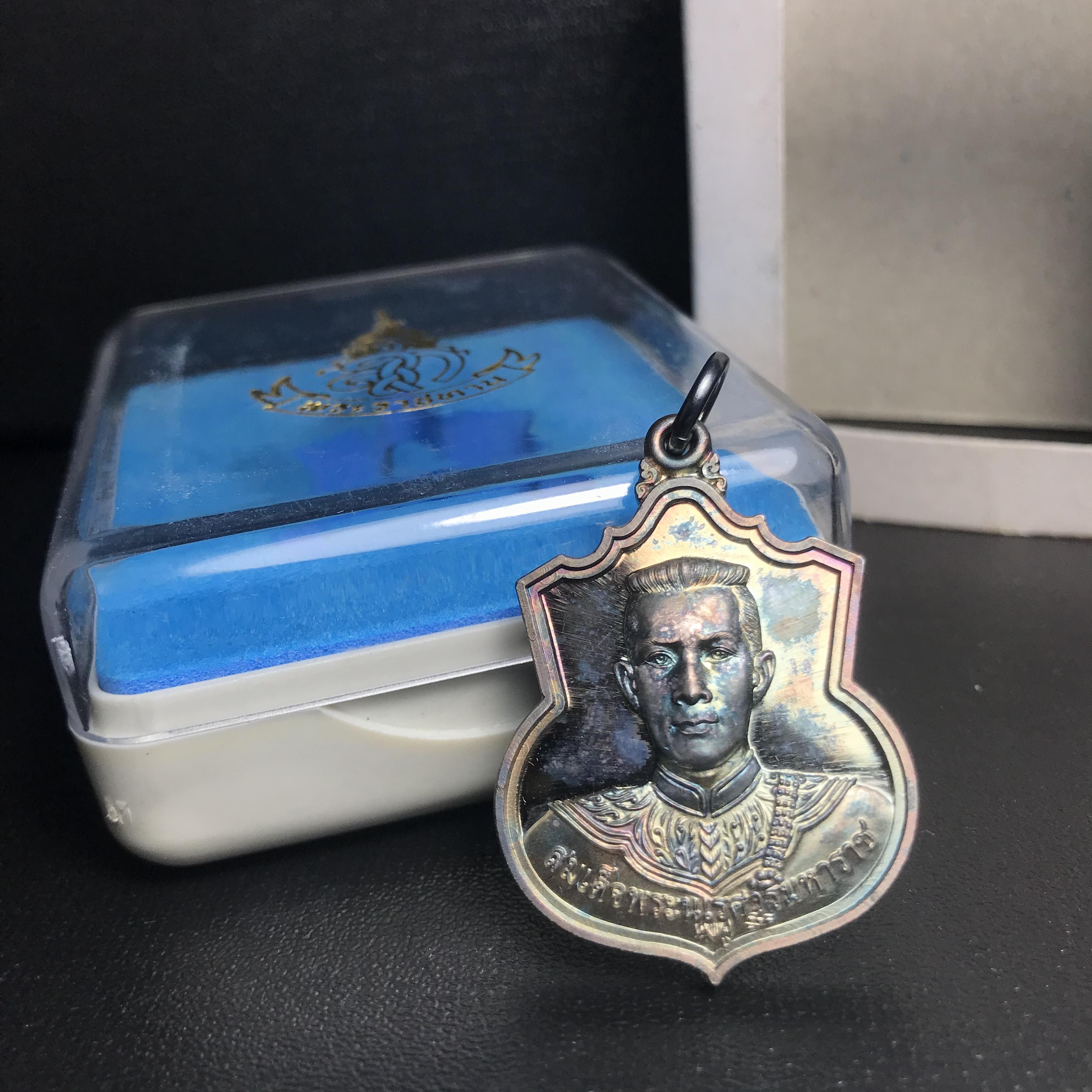 เหรียญสมเด็จพระนเรศวรมหาราช(พระองค์ดำ) รุ่นสู้ หลัง สก. ปี2548 พิธีใหญ่ เนื้อเงิน(ผิวเดิม ขึ้นสีรุ้งธรรมชาติ)สวยมาก
