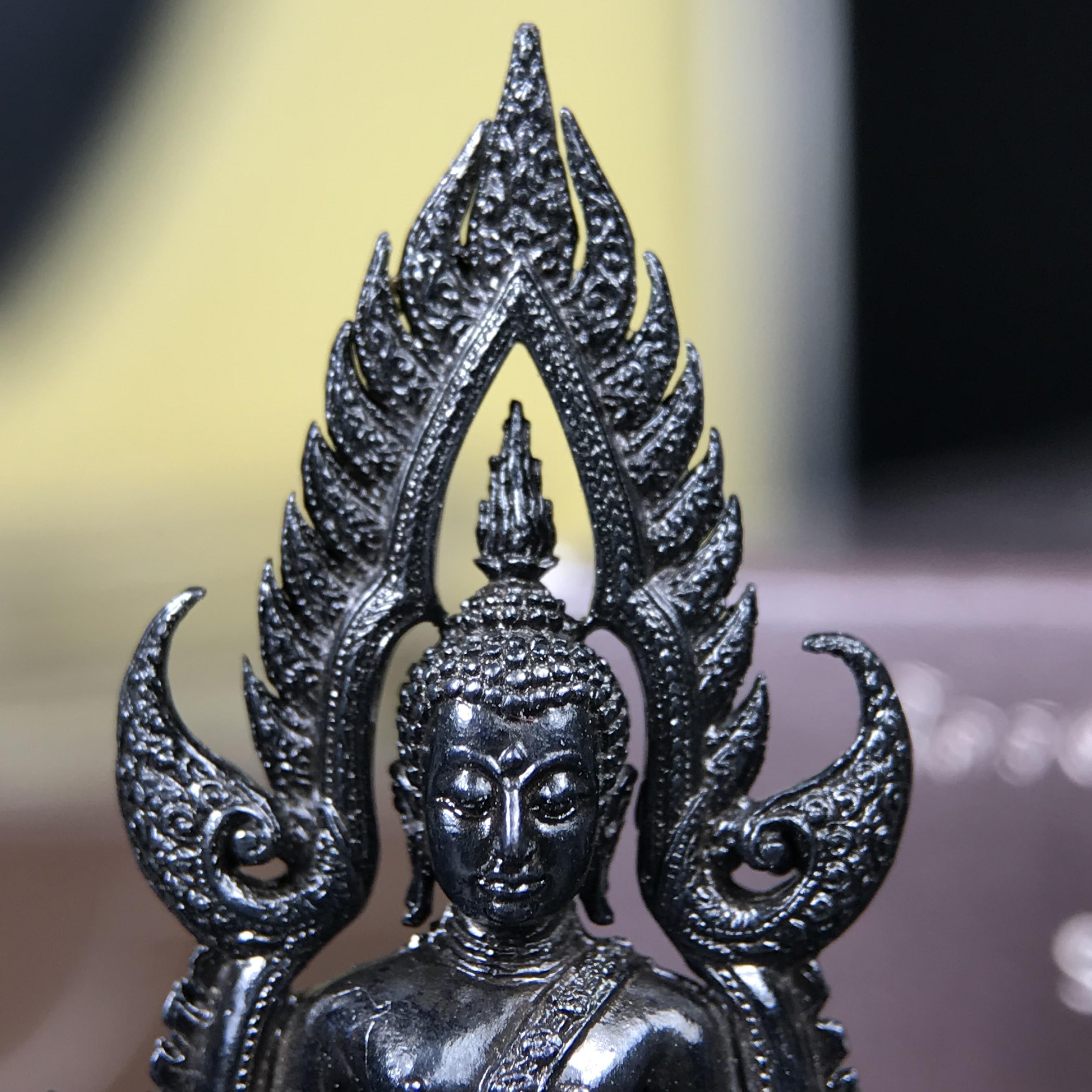 พระพุทธชินราช ภปร. โครงการ "เพราะแผ่นดินนี้ คือ แผ่นดินเกิด" ปี2548(รุ่นแรก) ลอยองค์ หน้าตัก 1/2 นิ้ว(ขนาด 3.5 x 2.5 ซม.) เนื้อเงินรมดำ(พุทธศิลป์จำลองเมื่อครั้งลอกทอง ครั้งที่3 เมื่อปี2547 ร้อยปีจะมีสักครั้ง "พระพุทธชินราชองค์ดำ")