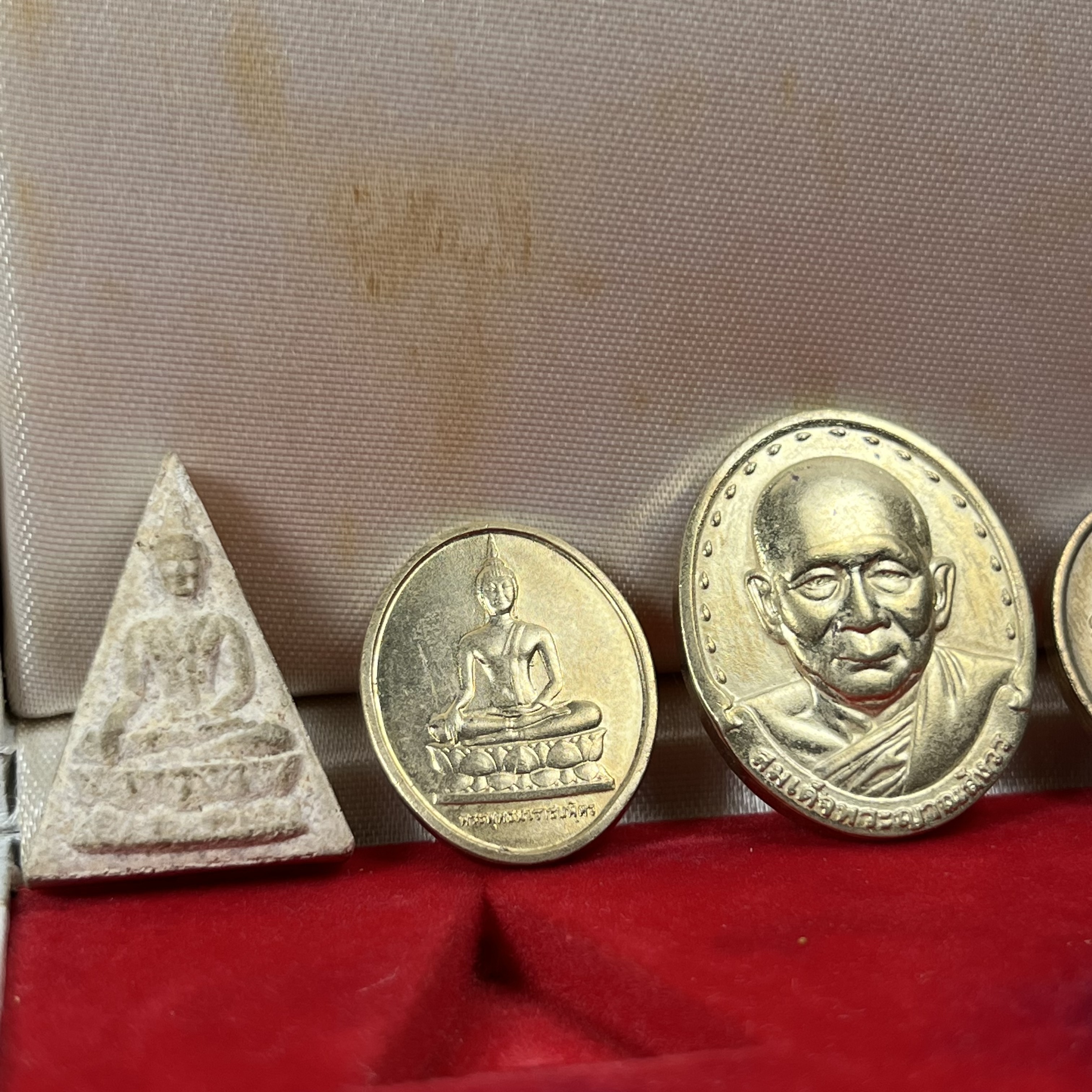 ชุดที่ระลึกครบ 72 ปี โรงพยาบาลจุฬาลงกรณ์ สภากาชาดไทย 30 พฤษภาคม พ.ศ.2529(ในหลวงรัชกาลที่9เสด็จในพิธี)พระดี พิธีใหญ่ ประกอบพิธีพุทธาภิเษกพร้อมกับพิธีพระกริ่งปวเรศ ปี2530 วัดบวรนิเวศและวัดพระแก้ว