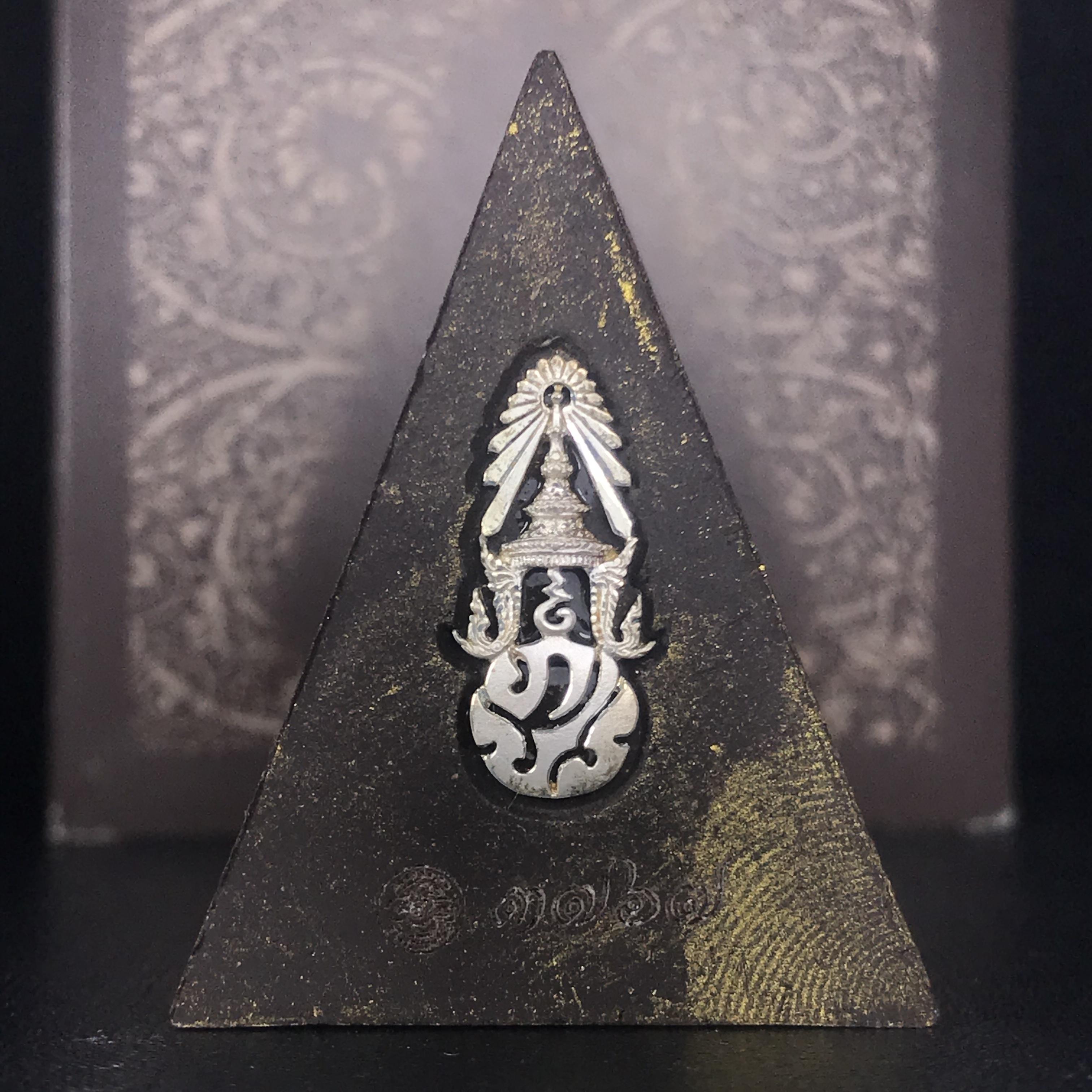 พระพุทธชินราช ภปร. โครงการ "เพราะแผ่นดินนี้ คือ แผ่นดินเกิด" ปี2548(รุ่นแรก) พระผงหลัง ภ.ป.ร. เงิน (พระราชทานเส้นพระเจ้า (เส้นผม)และมวลสารจิตรลดา)