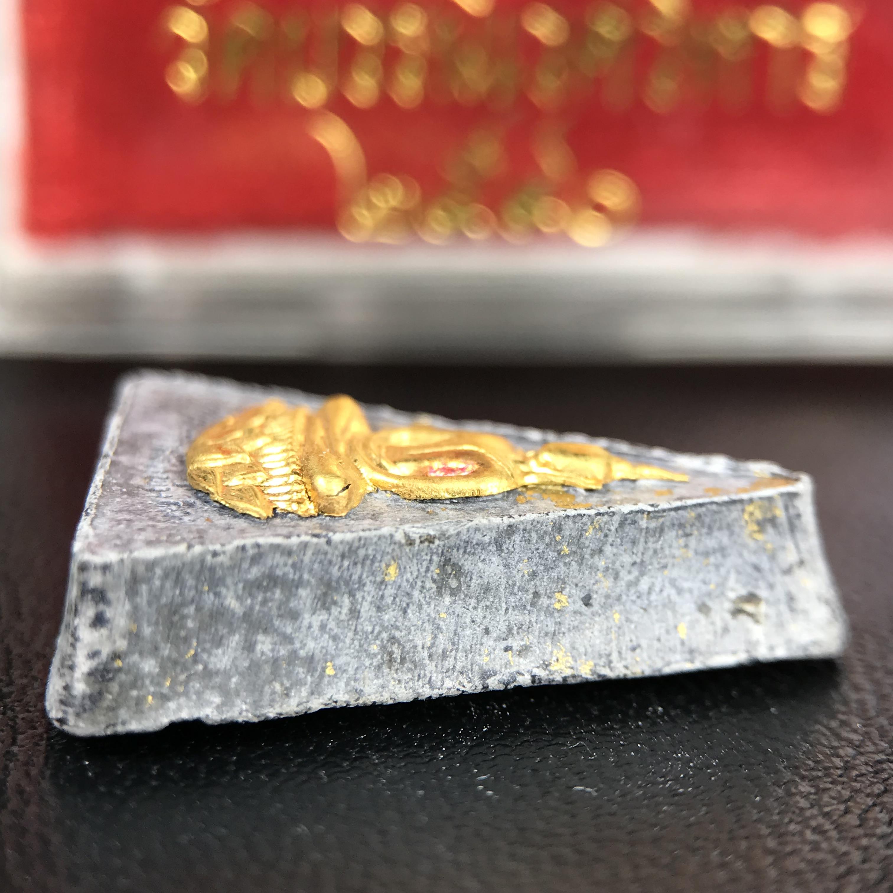 พระกำลังแผ่นดิน พระราชทาน วัดบวรนิเวศวิหาร ปี 2539 พิมพ์เล็กหน้ากากทองคำ (ในหลวง รัชกาลที่ 9 พระราชทานมวลสารจิตรลดา)นิยมหายาก