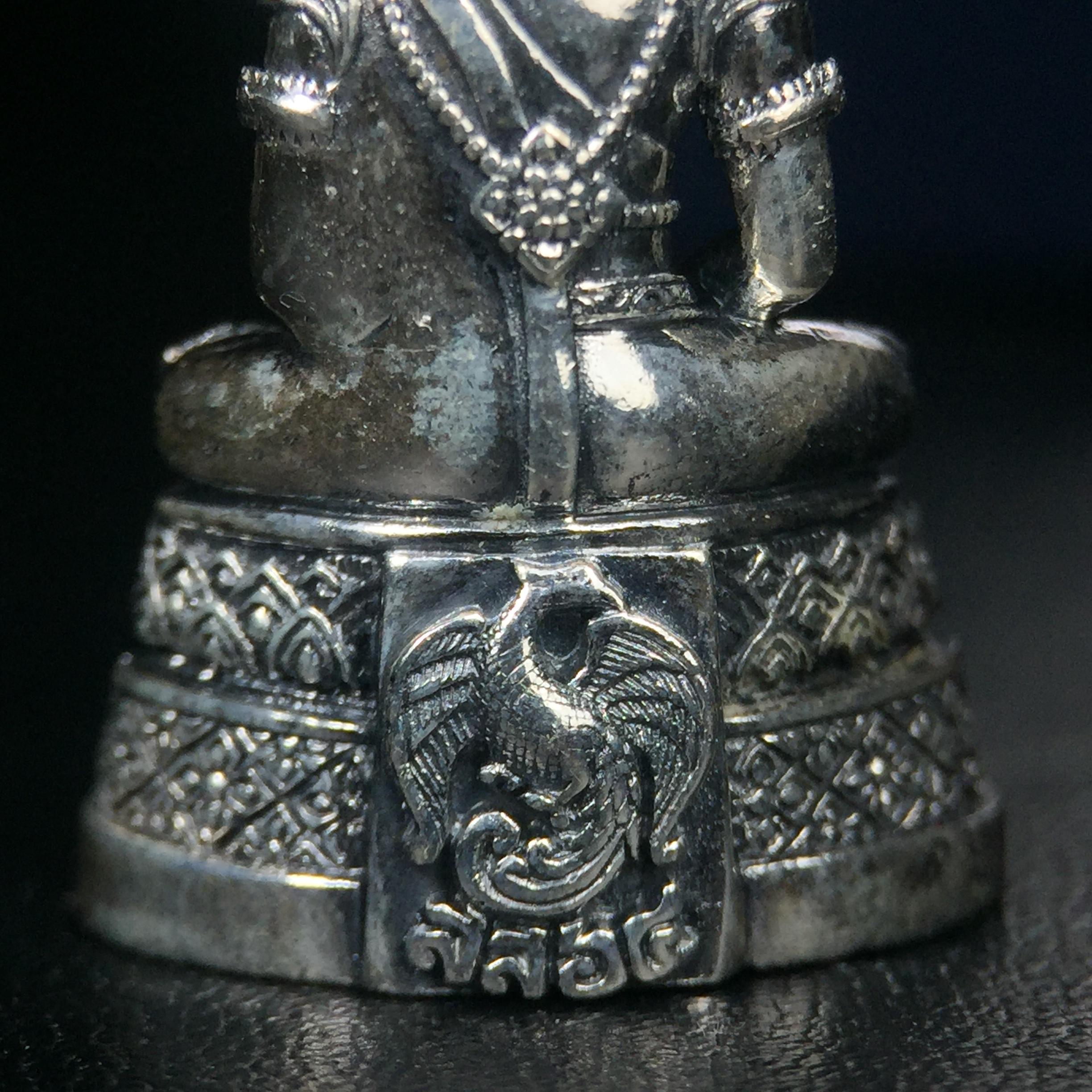 พระแก้วมรกต กรมสรรพสามิตจัดสร้างขึ้นเนื่องในโอกาสครบรอบ 64 ปีของกรมสรรพสามิต และเนื่องในวโรกาสที่พระบาทสมเด็จพระเจ้าอยู่หัวทรงครองราชย์ครบ 50 ปีในปีกาญจนาภิเษก เมื่อ พ.ศ.2539 เนื้อเงินรมดำขัดเงาพร้อมกล่องบรรจุเดิม