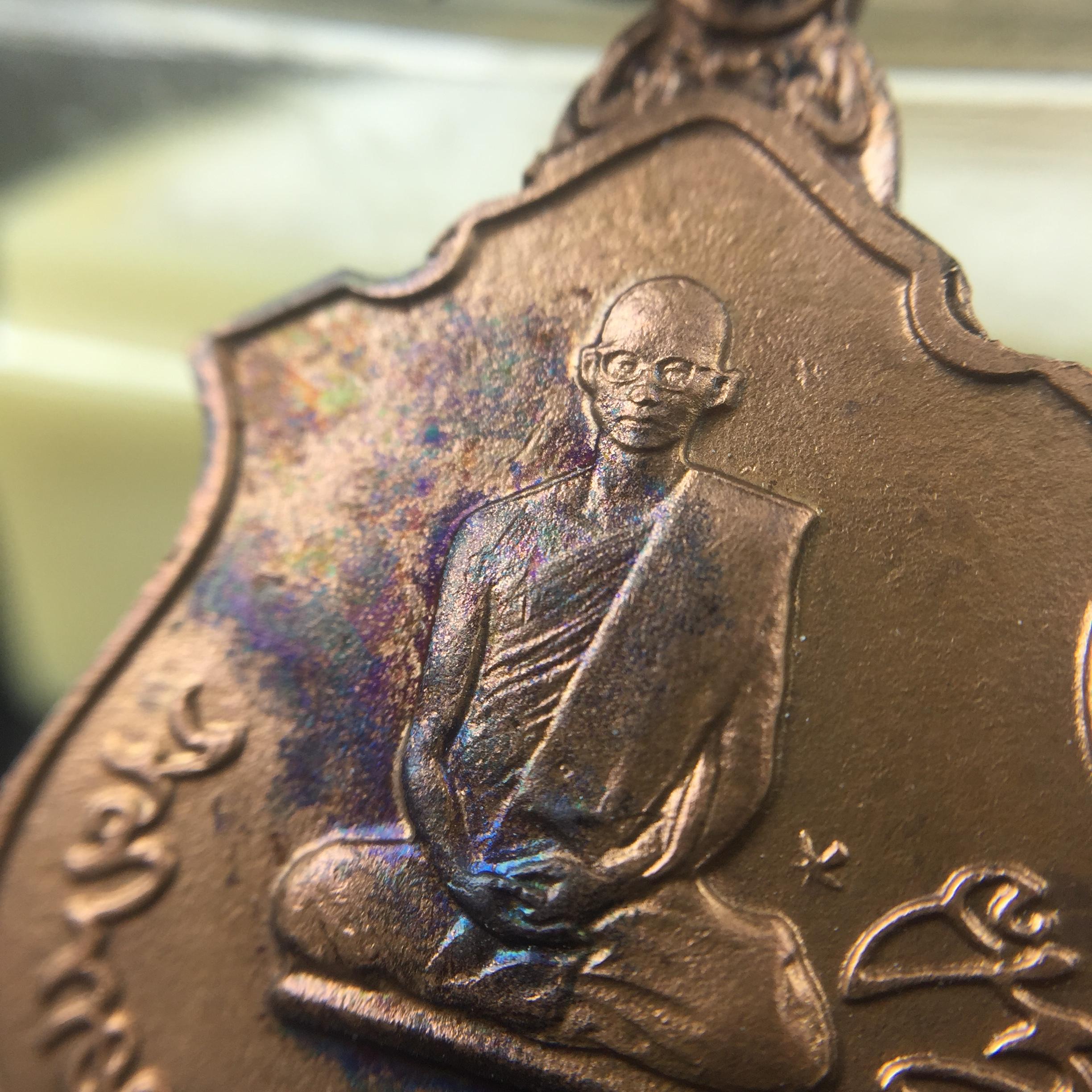 เหรียญในหลวงทรงผนวช-พระพุทธชินราช กองทัพภาคที่3จัดสร้าง ปี2517 เนื้อนวโลหะกล่องเดิม(สภาพคัดสวย)(หายาก)(ในหลวง ร.9 เสด็จในพิธี)(1ใน5000เหรียญ))