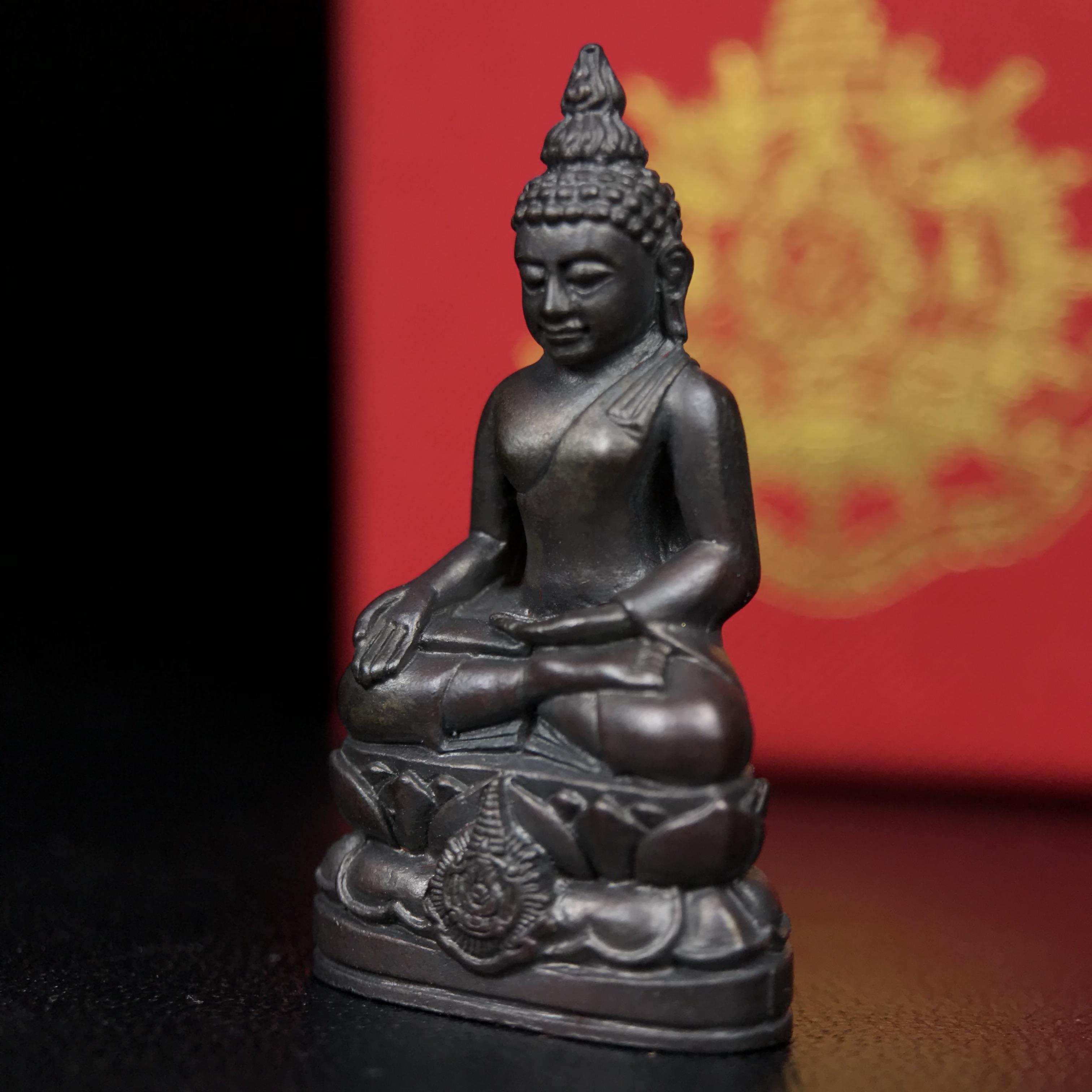 พระกริ่งไพรีพินาศ บรรจุเหล็กไหล ครั้งแรกและครั้งเดียวในประวัติศาสตร์ เฉลิมพระเกียรติ พระบาทสมเด็จพระเจ้าอยู่หัวรัชกาลที่9 พระชนมพรรษา 6 รอบ ปี2542 เนื้อนวโลหะผสมทองคำ(บรรจุเหล็กไหล)ดีนอก-ดีใน พิธีใหญ่ มวลสารเด่น (หายาก)