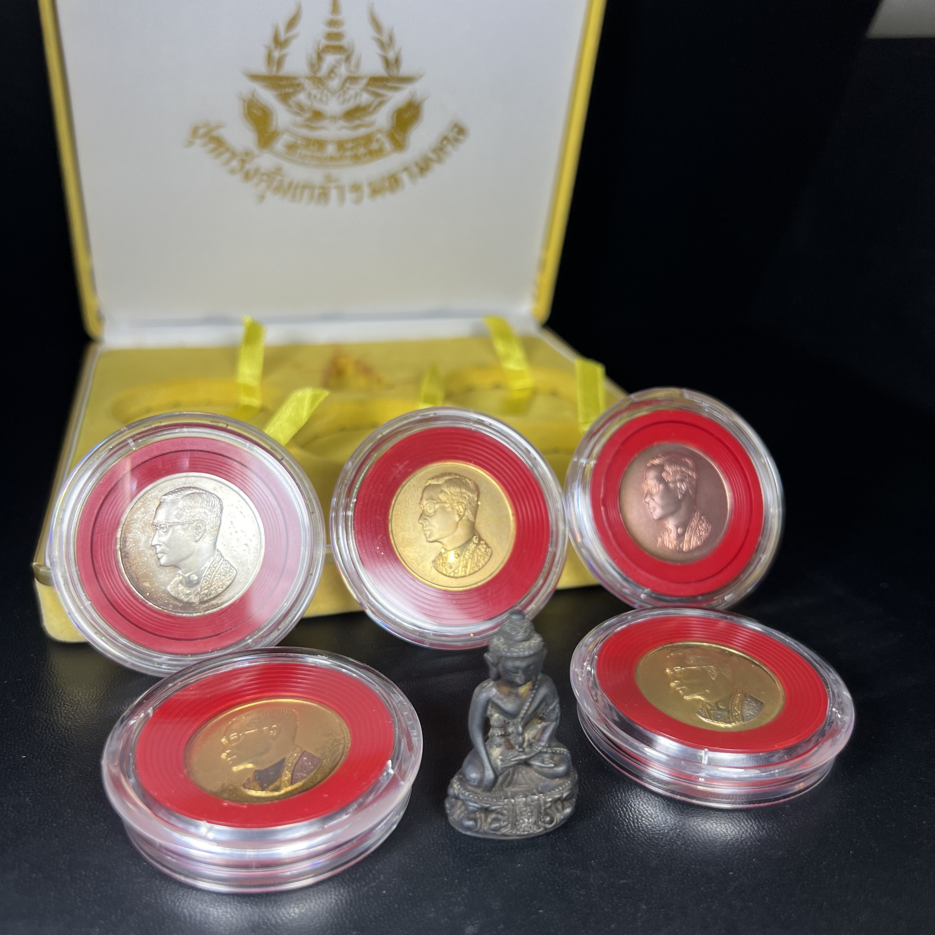 วัตถุมงคลคุ้มเกล้าฯ มหามงคลเฉลิมพระชนมพรรษา 6 รอบ รัชกาลที่ 9 ชุดพิเศษกรรมการ(สุดหายาก) (ในหลวงรัชกาลที่9 ทรงจุดไฟพระฤกษ์และเททอง พิธีใหญ่)ยอดนิยมหายาก