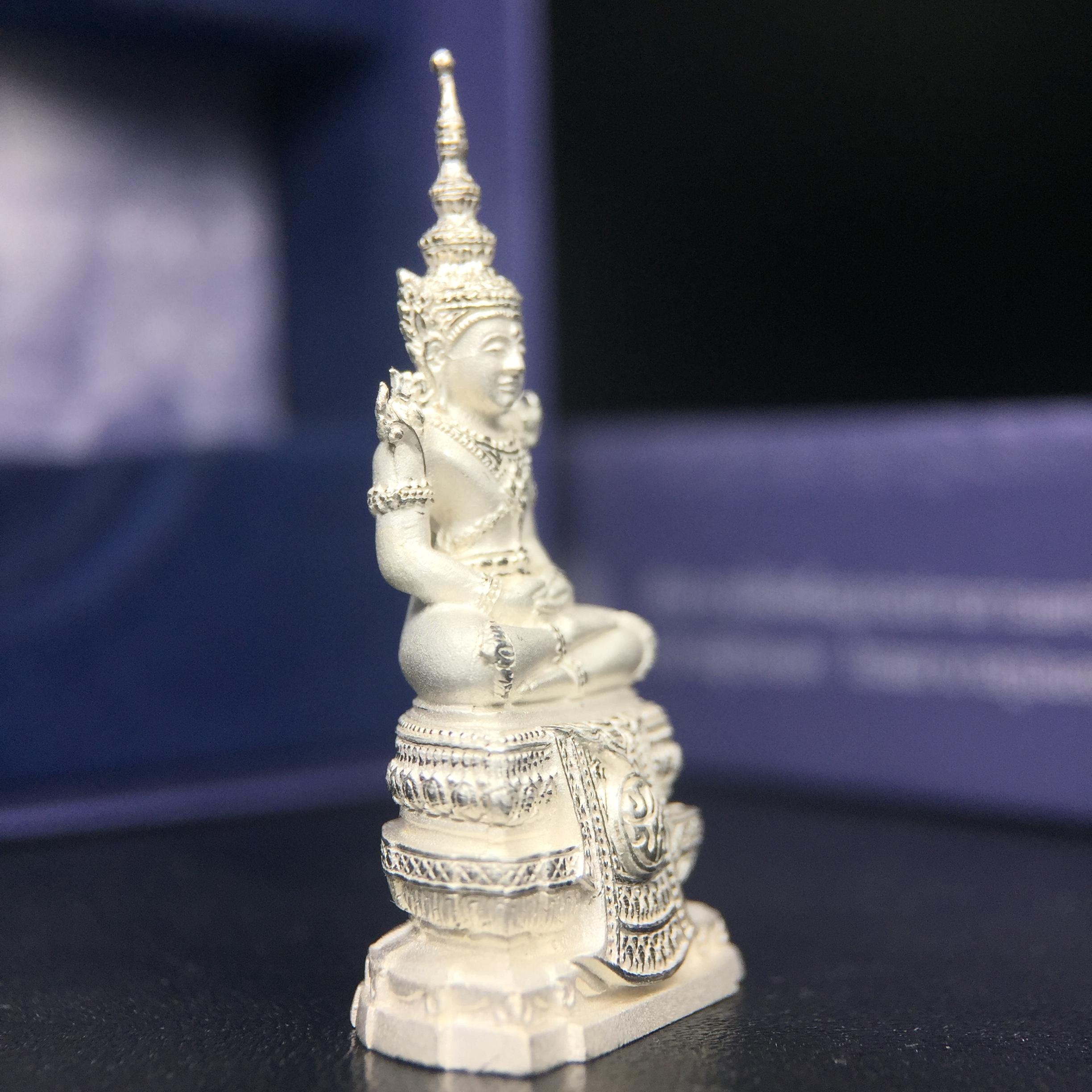 พระแก้วมรกต ภปร. ปี2547 จัดสร้างโดย รพ.ภูมิพลฯ เนื้อเงิน ลอยองค์ หน้าตัก 1/2 นิ้ว งดงามทรงคุณค่าอีกหนึ่งรุ่นยอดนิยม หายาก(1ใน3000องค์)