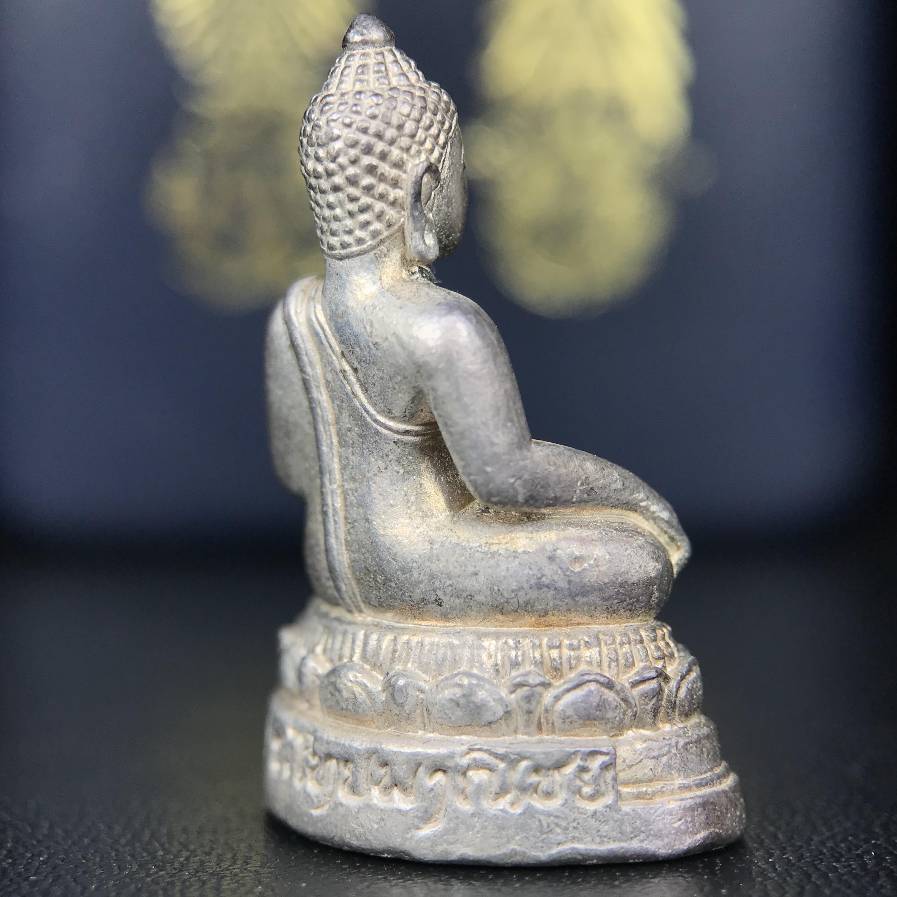 พระกริ่งพระพุทธนรสีห์ จปร.+ภปร. ครบรอบ 100 ปี ธนาคารไทยพาณิชย์ ปี 2550 พระกริ่งเนื้อเงิน(หายาก)(พุทธศิลป์งดงาม)ด้านหน้าฐานประดับด้วยตราสัญลักษณ์ "จปร" และ "ภปร" (องค์เนื้อเงินสร้างน้อย พบเจอน้อยหายาก)1 ใน 2500 องค์