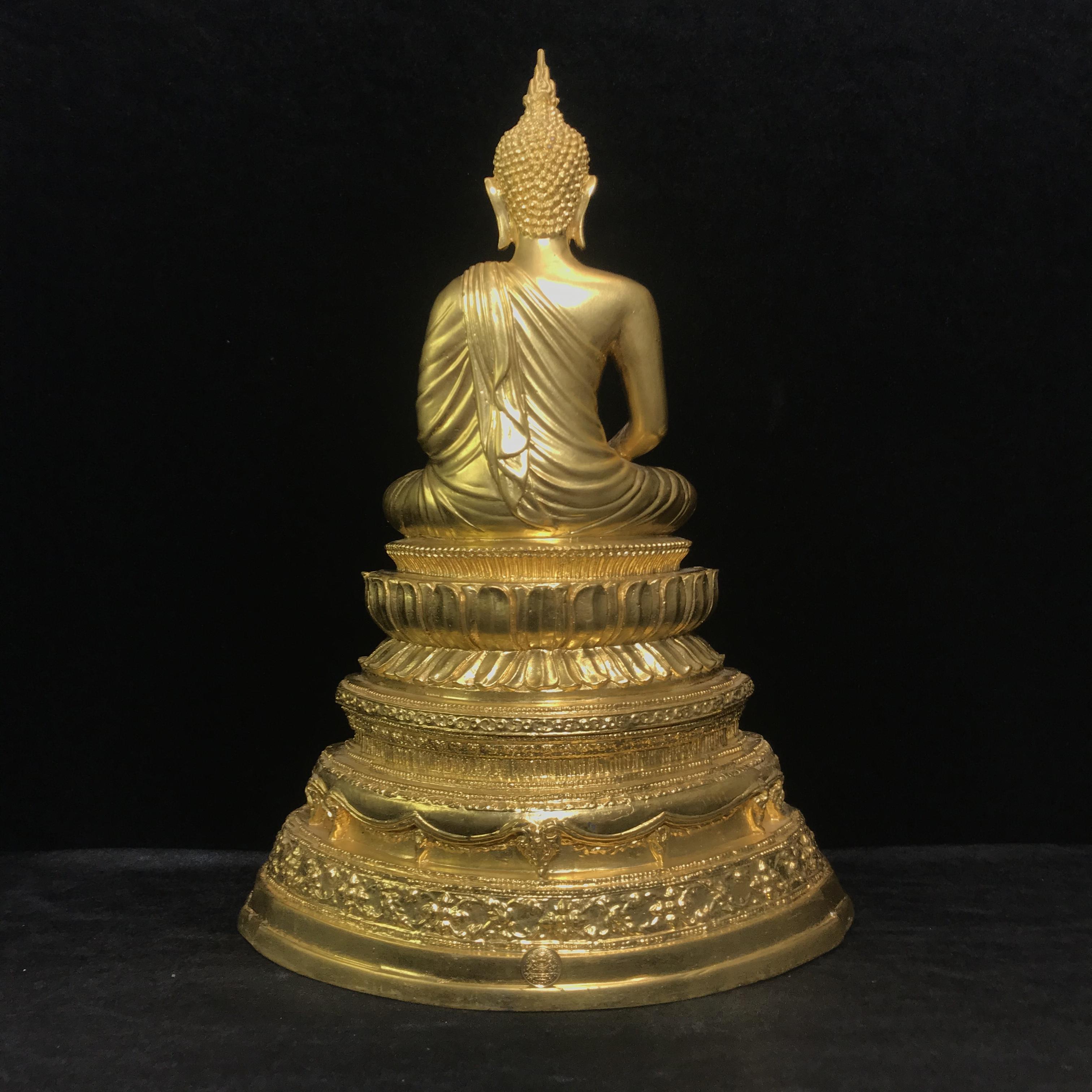 พระพุทธนวมมหาราชายุจฉับปริวัตนมงคล ภปร. พระบาทสมเด็จพระเจ้าอยู่ห้วรัชกาลที่9 เนื่องในวโรกาสเฉลิมพระชนมพรรษา 6 รอบ ( 72 พรรษา )ปี 2542 โดยสำนักนายกรัฐมนตรี หน้าตัก 5นิ้ว(พิธีใหญ่ พุทธศิลป์สวย งดงาม)