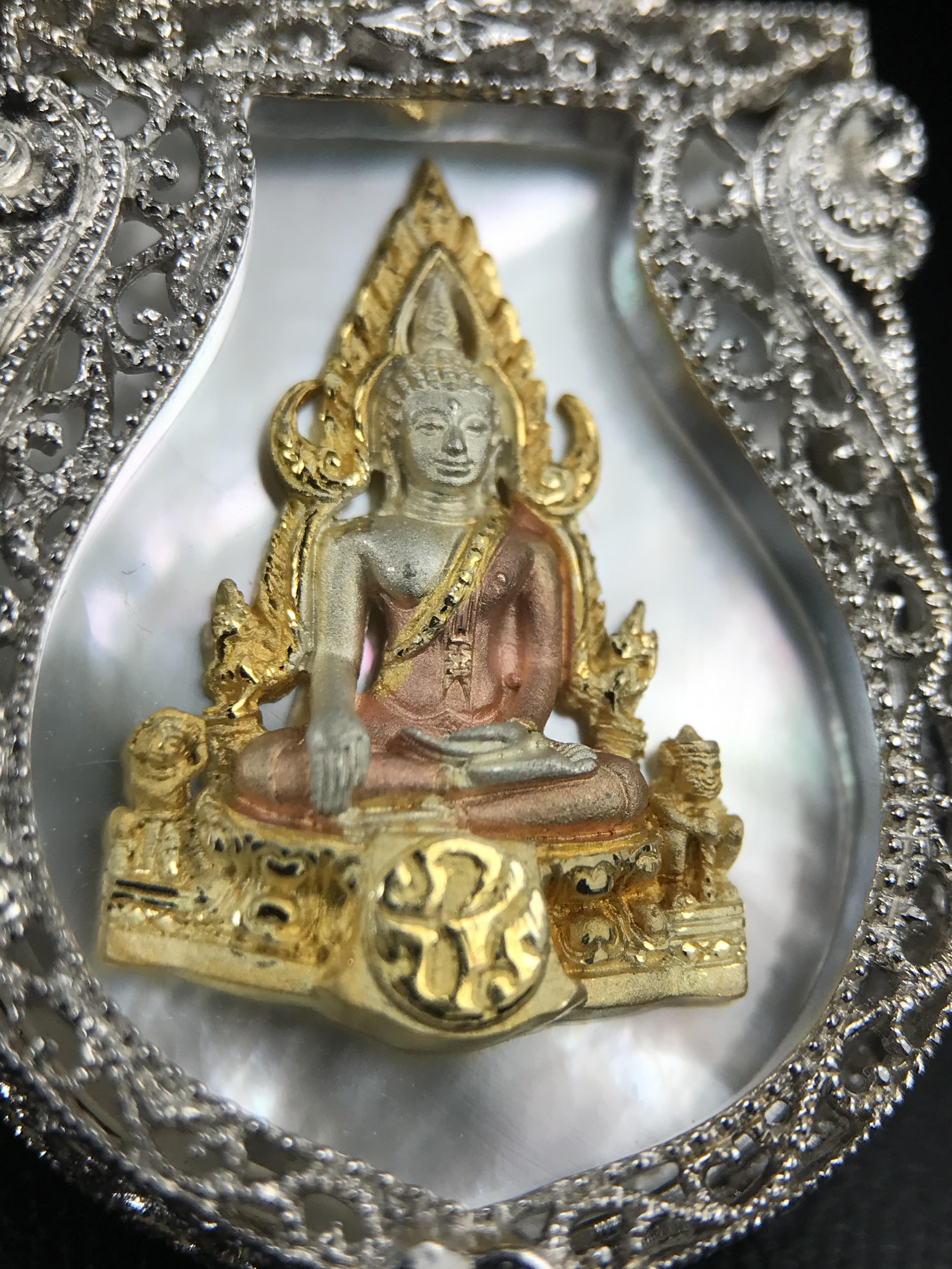 พระพุทธชินราช ภปร. โครงการ "เพราะแผ่นดินนี้ คือ แผ่นดินเกิด" ปี2548(รุ่นแรก) เหรียญทรงเสมา ขนาด 21 x 29 มม.เนื้อเงินสามกษัตริย์ องค์พระชุบสามกษัตริย์ ล้อมด้วยกรอบเงินชุบทองคำขาวสลักเสลาเป็นลวดลายละเอียดอ่อน ส่วนพื้นองค์พระเป็นเปลือกหอยมุขงดงาม