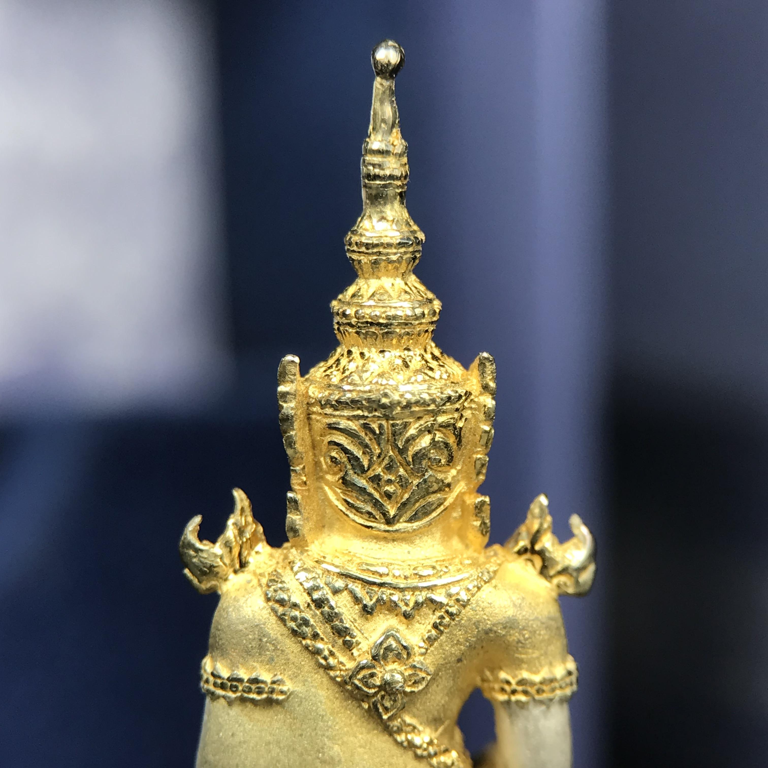 พระแก้วมรกต ภปร. ปี 2547 จัดสร้างโดยโรงพยาบาลภูมิพลอดุลยเดช เนื้อเงิน(3 กษัตริย์) ลอยองค์ หน้าตัก 1/2 นิ้ว สูง 3.7 ซม.พิธีมหามังคาภิเษก ณ พระอุโบสถวัดพระศรีรัตนศาสดาราม(วัดพระแก้ว) งดงามทรงคุณค่าอีกหนึ่งรุ่นยอดนิยม หายาก(องค์หมายเลข ๑๘๒๓)