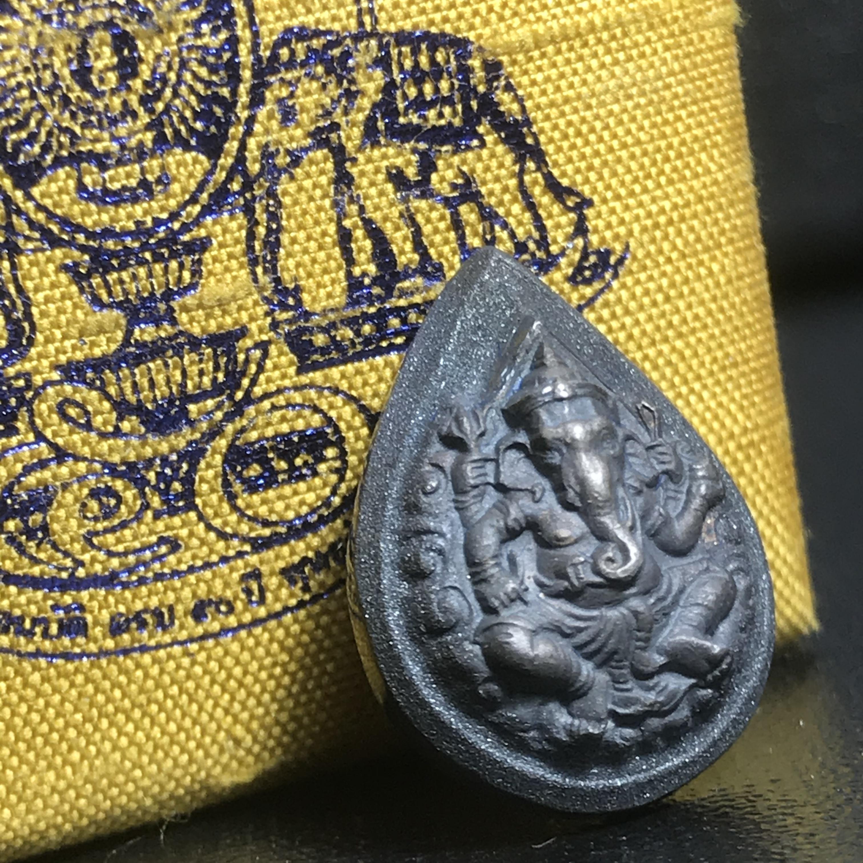 เหรียญพระพิฆเนศวร ญสส. ชุดกาญจนาภิเษกครองราชย์ 50 ปี พุทธศักราช 2538 พิมพ์เล็ก(1.9 ซม.) เนื้อเงินผิวเดิมกลับดำเข้มขลังงดงามธรรมชาติ สภาพสวยเดิมพร้อมกล่องบรรจุเดิม ตอกโค๊ดหมายเลขกำกับ(1ใน1000องค์)