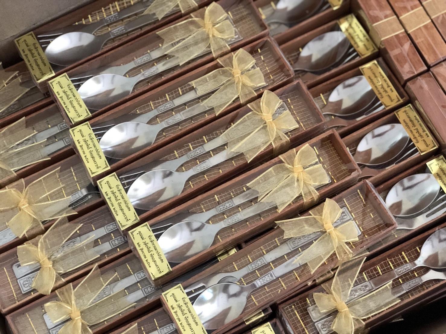 ของชำร่วยงานศพ ช้อนส้อมกาแฟสแตนเลส ในกล่องไม้