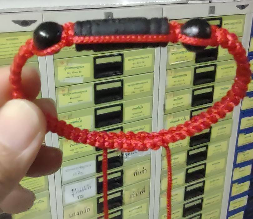 ของป้องกัน สร้อยข้อมือ เชือกผ้าร่มสีแดงมเส้นเล็ก ประคำแร่น้ำพี้ ตะกรุดอุณาโล