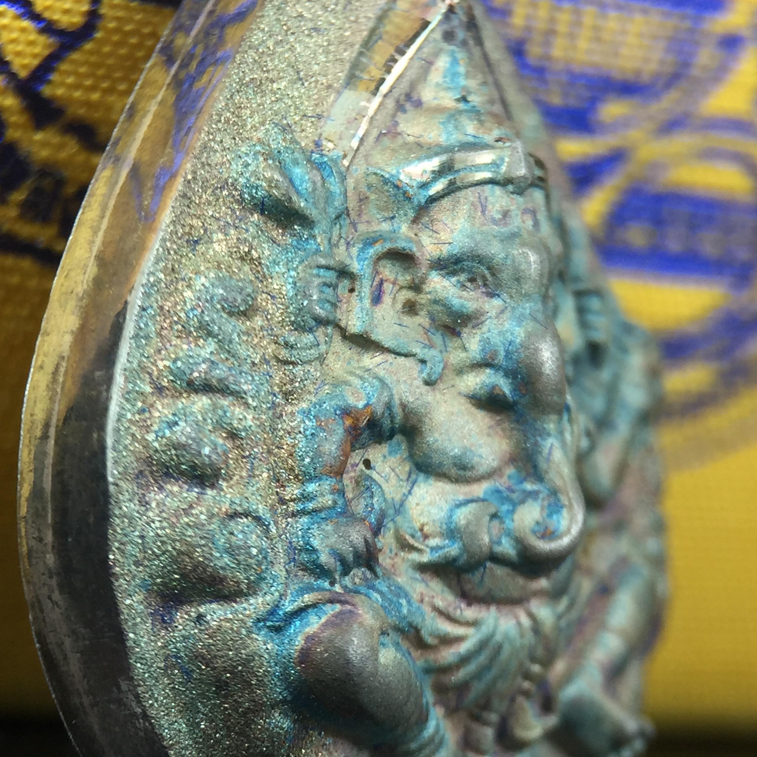 เหรียญพระพิฆเนศวร ญสส. ชุดกาญจนาภิเษกครองราชย์ 50 ปี พุทธศักราช 2538 พิมพ์ใหญ่(2.9 ซม.) เนื้อเงินผิวเดิมกลับดำขึ้นสีรุ้งเข้มขลังงดงามธรรมชาติสร้างสรรค์ สภาพสวยเดิมพร้อมกล่องบรรจุเดิม ตอกโค๊ดหมายเลขกำกับ(1ใน 5539องค์)