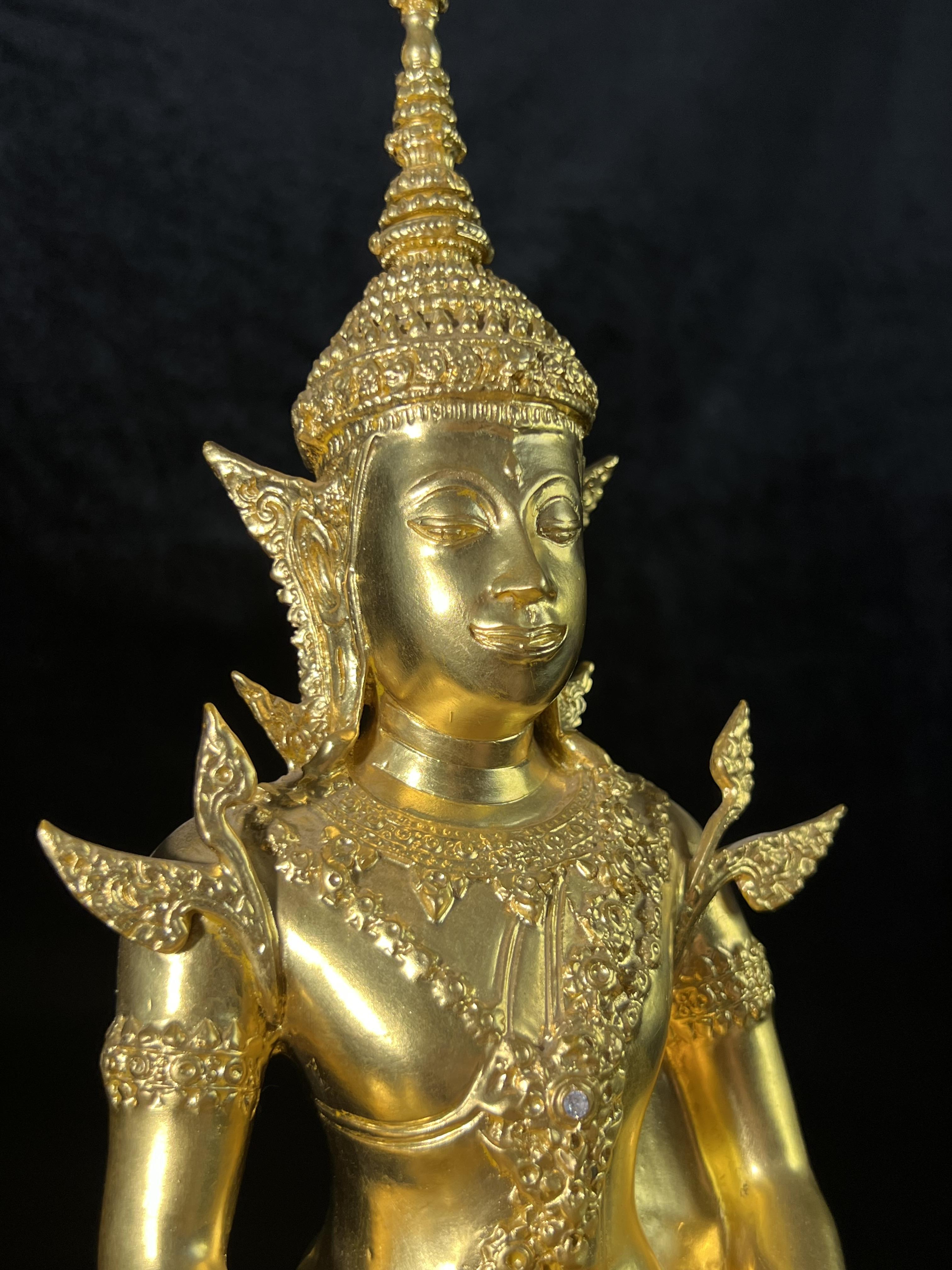 พระพุทธปฏิมาสุวรรณภูมิสิริโชค ภปร. การบินไทยจัดสร้างขึ้น เนื่องในวโรกาสมหามงคลเฉลิมพระชนมพรรษาของพระบาทสมเด็จพระเจ้าอยู่หัวรัชกาลที่ 9 ครบ 80 พรรษา ขนาดหน้าตัก 5 นิ้ว สูง 16 นิ้ว ปิดทองสวิส 99.9 เปอร์เซนต์ (พิธีใหญ่ พุทธศิลป์งดงาม หายาก)องค์หมายเลข ๙๗๘