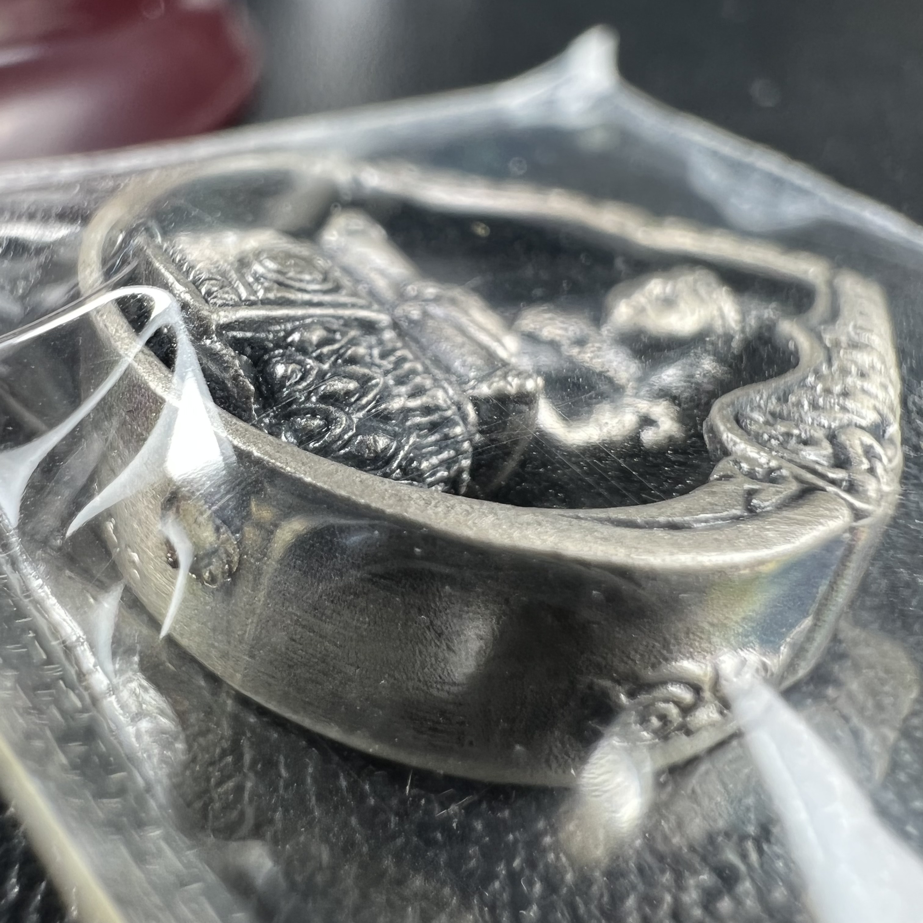 พระแก้วมรกต ภปร.(รุ่นแรก) ปี2545 รุ่นฉลองกรุงรัตนโกสินทร์ครบ 220 ปี พิมพ์ลอยองค์ทรงหยดน้ำ เนื้ออัลปาก้า ชุบเงินลงดำ ขนาด 18*27 มม. พร้อมครอบตั้งโชว์เดิม องค์พระซีนซองเดิม สวยครบสมบูรณ์