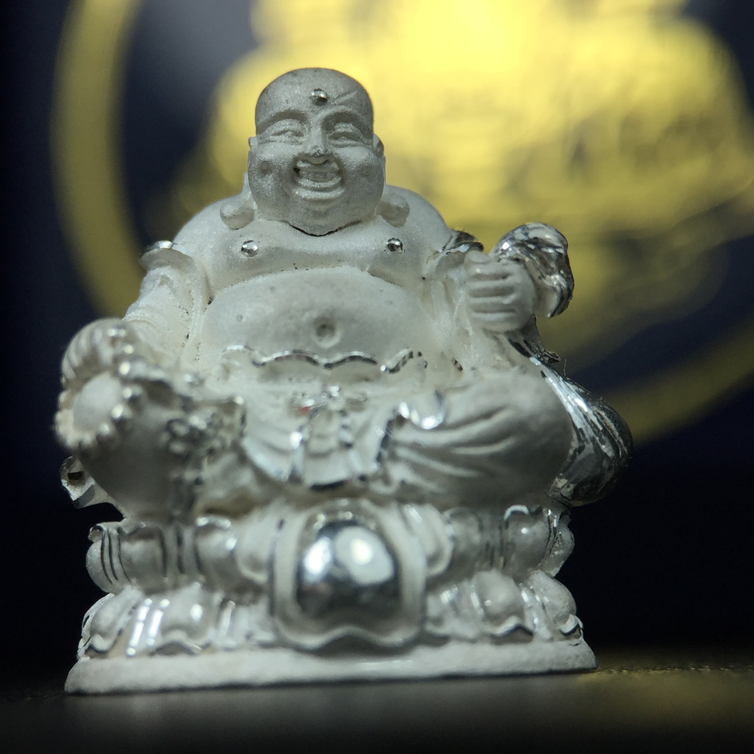 รูปหล่อลอยองค์ พระศรีอริยะเมตตรัยโพธิสัตว์(พระสังกัจจายน์)เนื้อเงินพ่นทรายขัดเงาบางส่วน โครงการสร้าง พระศรีอริยะเมตตรัยมหาโพธิสัตว์ น้อมถวายพระบาทสมเด็จพระเจ้าอยู่หัว ทรงครองศิริราชสมบัติครบ 50 ปี มหาพุทธาภิเษก วันที่ 6 เมษายน 2540 วัดโพธิ์แมนคุณาราม