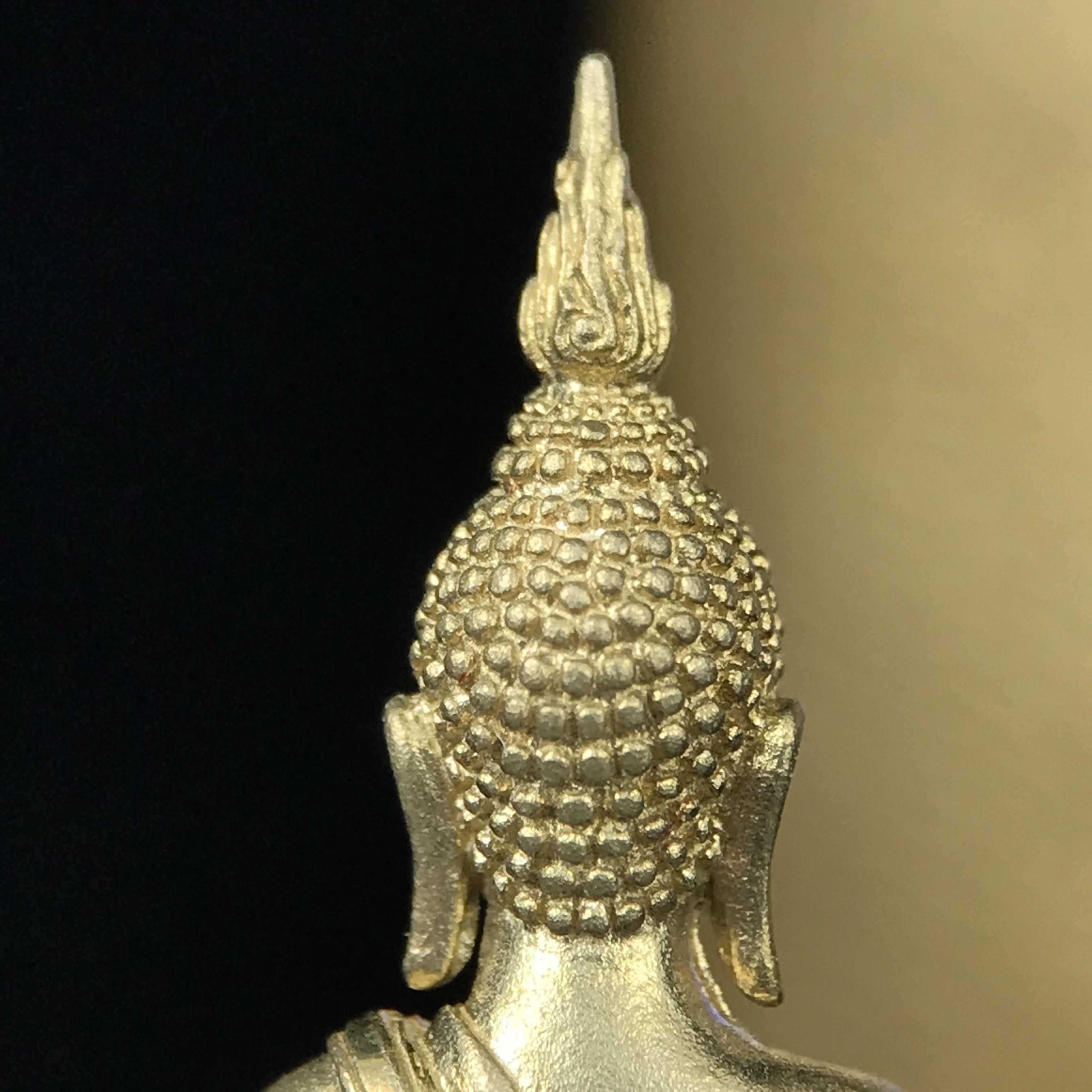 พระกริ่งพระพุทธนวราชบพิตร ตรากาญจนาภิเษกครองสิริราชสมบัติครบ 50 ปี รัชกาลที่ 9 ปี 2540 เนื้อทอง93(หายากพบเจอน้อยมาก) ขนาดสูง 3.2 ซม. พุทธศิลป์สวยงดงามและพิธีใหญ่วัดพระแก้ว(พุทธนวราชบพิตร นิมิตรหมายแห่งความสามัคคี ด้วยไมตรีแห่งองค์พระภูมิพล)