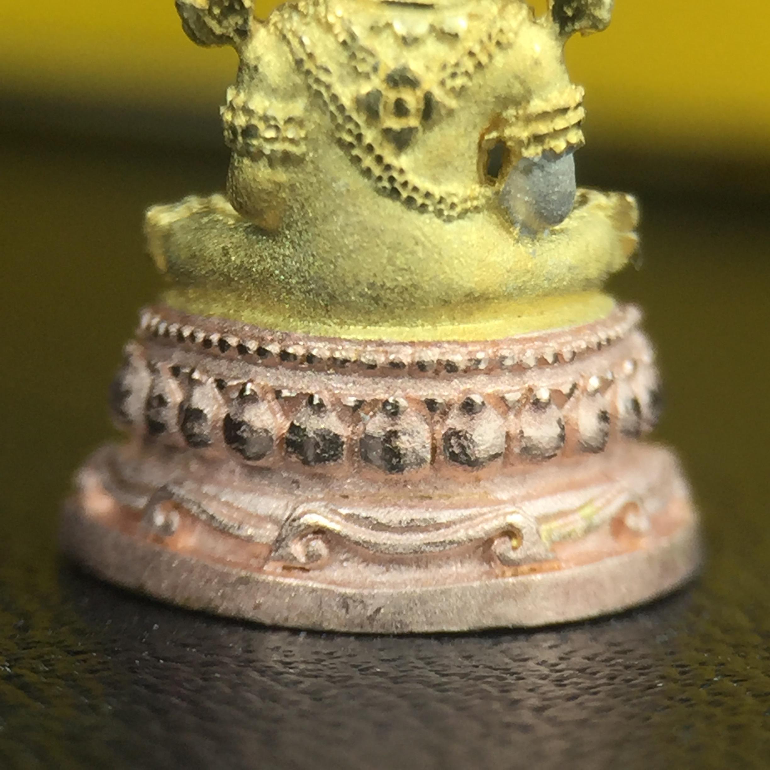 พระแก้วมรกต(จำลอง)ลอยองค์ ขนาดหน้าตัก 1/4 นิ้ว ทรงเครื่องฤดูร้อน เนื้อเงินสามกษัตริย์ ตราสัญลักษณ์ฉลองสิริราชสมบัติครบ 60 ปี พ.ศ.2549(สภาพสวย ครบ สมบูรณ์)