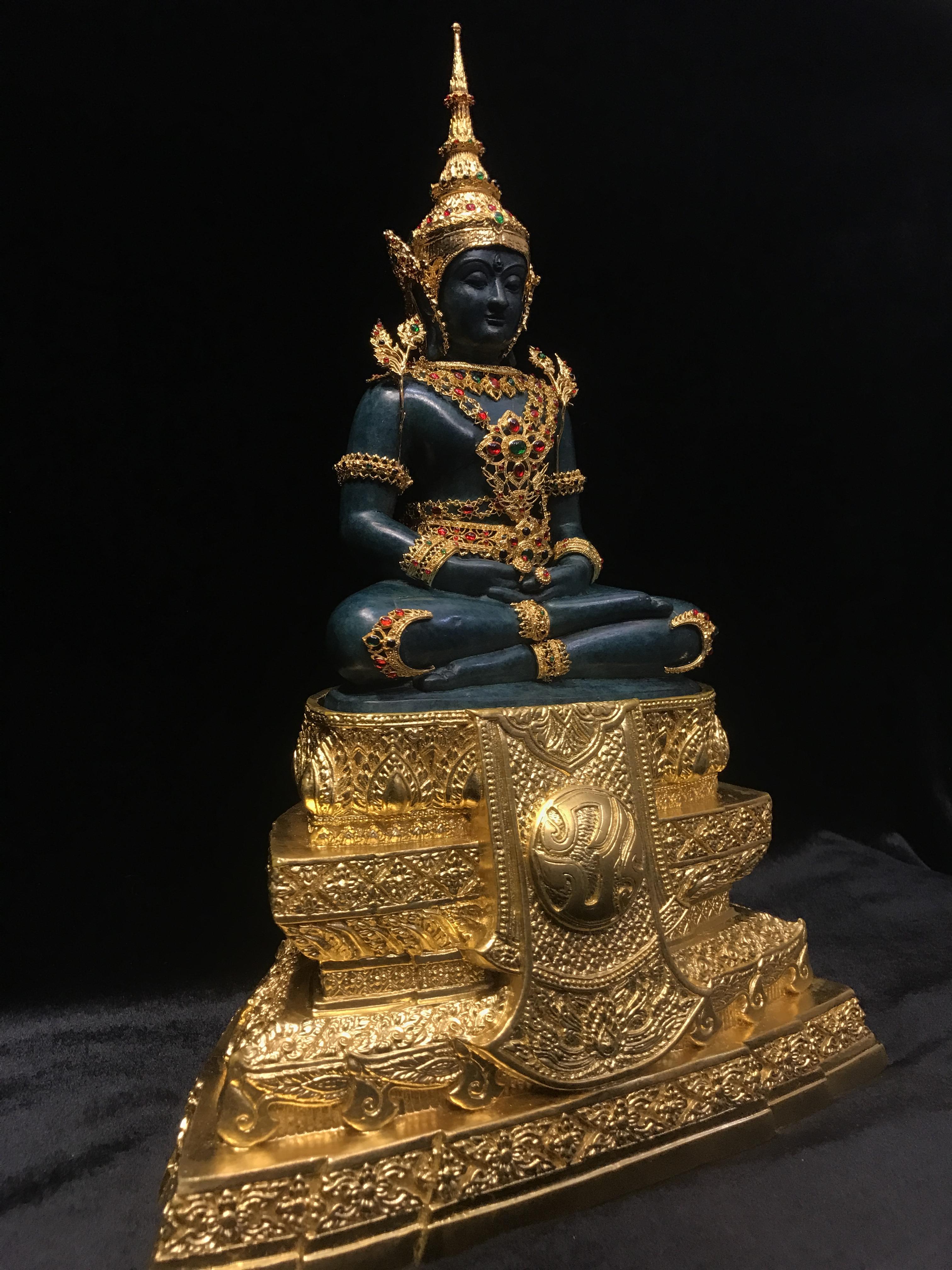 พระพุทธมหามณีรัตนปฏิมากร จำลอง (พระแก้วมรกต) ขนาดบูชาหน้าตัก 5 นิ้ว ตราสัญลักษณ์ ภ.ป.ร. รุ่นแรก ปี2547 เนื้อนวโลหะเคลือบสีเขียว(เครื่องทรงนวโลหะชุบทอง)