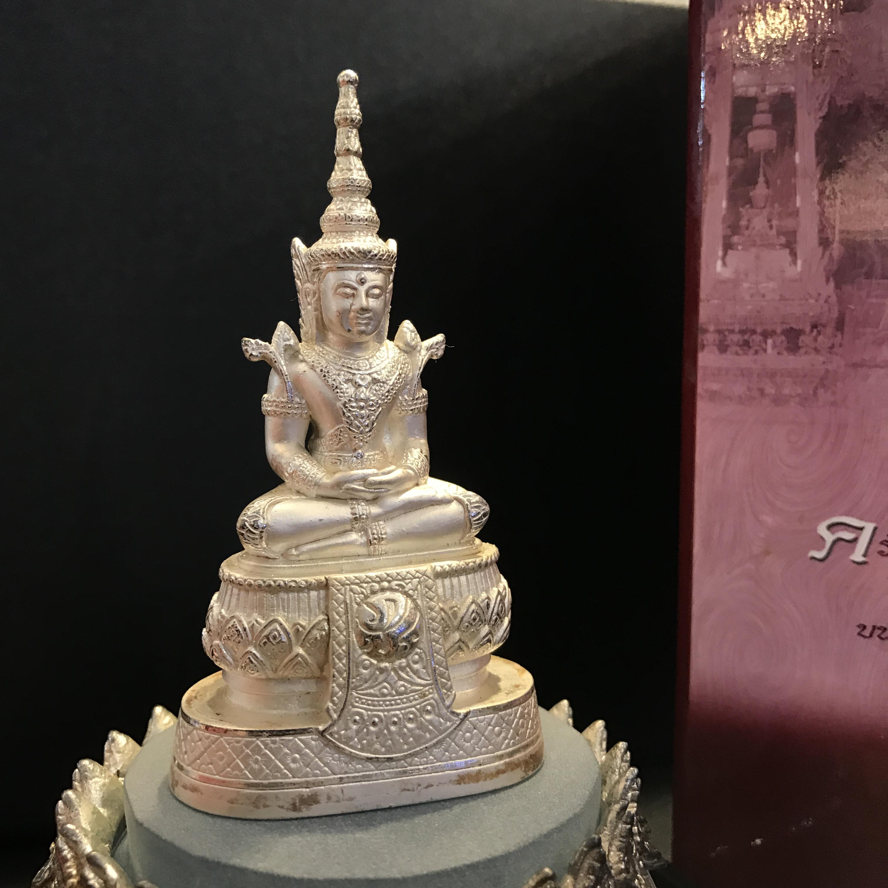 พระแก้วมรกต ภปร(รุ่นแรก) ปี45 รุ่นฉลองกรุงรัตนโกสินทร์ครบ 220 ปี หล่อลอยองค์ เนื้อเงิน ขนาดบูชา 50*90 มม. พร้อมฐานวางครอบแก้วเดิมครบสมบูรณ์(สวยงามและหายากมาก)