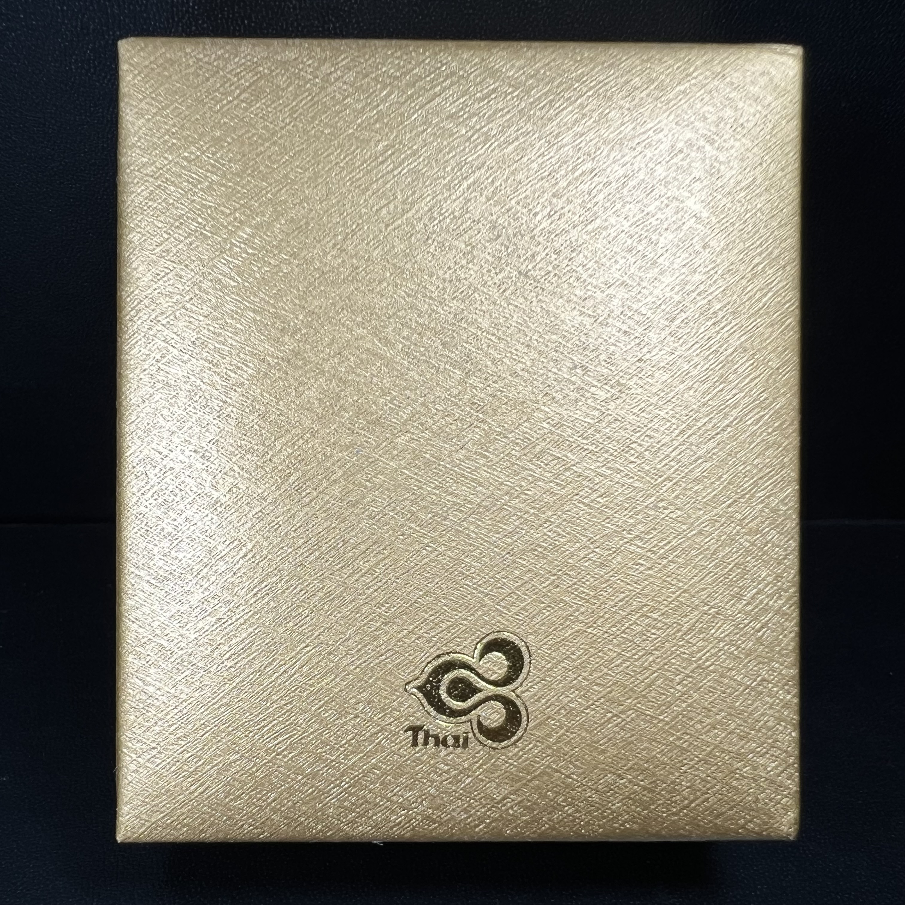 เหรียญตราสัญลักษณ์พระราชพิธีกาญจนาภิเษก สองหน้า เนื้อทองชุบ ขนาด 4 ซม.(เป็นขนาดที่พบเจอน้อยหายากสุดในรุ่น) ที่ระลึกเนื่องในพระราชพิธีฉลองสิริราชสมบัติครบ 50 ปีพ.ศ.2539 จัดสร้างโดยบริษัทการบินไทย (สภาพสวยดุจทองคำพร้อมใบรับรองเดิมกล่องบรรจุครบสมบูรณ์)หายาก