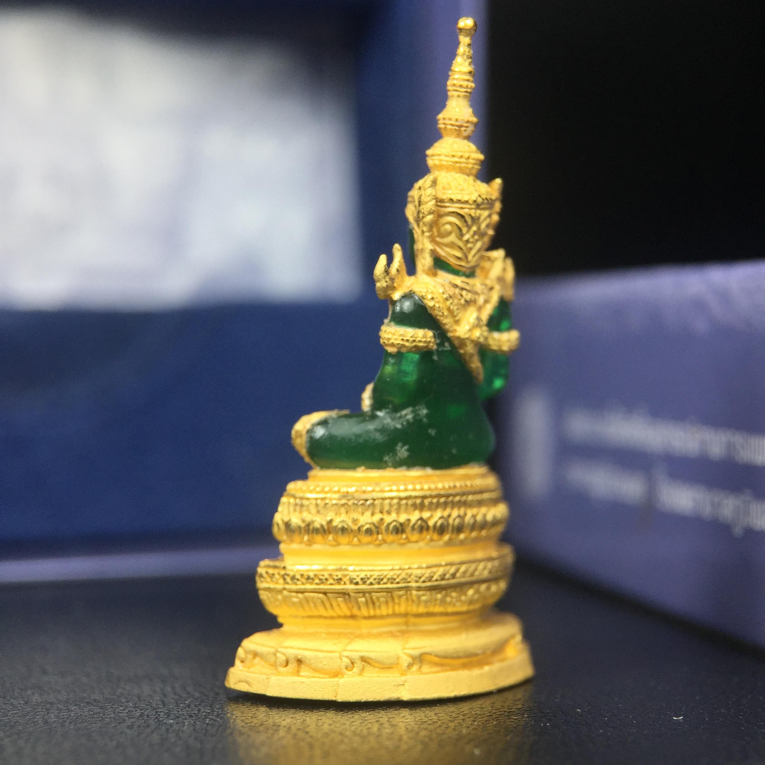 พระแก้วมรกต ภปร. จัดสร้างโดย รพ.ภูมิพลฯ ปี2547 ลอยองค์ขนาดหน้าตัก 1/2 นิ้ว เนื้อเรซิ่นหุ้มทองคำ99.99 งดงามทรงคุณค่าอีกหนึ่งรุ่นยอดนิยม หายาก