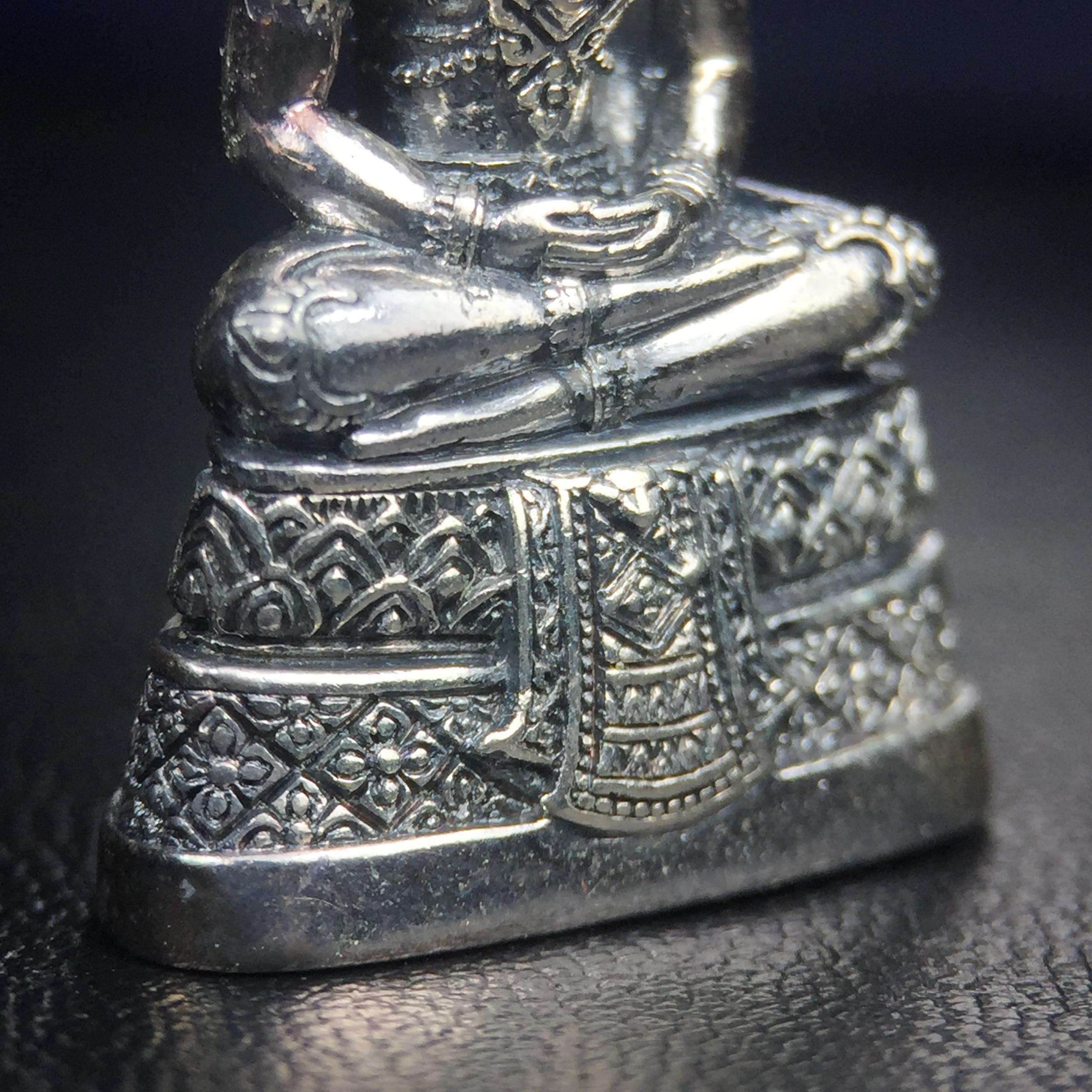 พระแก้วมรกต กรมสรรพสามิตจัดสร้างขึ้นเนื่องในโอกาสครบรอบ 64 ปีของกรมสรรพสามิต และเนื่องในวโรกาสที่พระบาทสมเด็จพระเจ้าอยู่หัวทรงครองราชย์ครบ 50 ปีในปีกาญจนาภิเษก เมื่อ พ.ศ.2539 เนื้อเงินรมดำขัดเงาพร้อมกล่องบรรจุเดิม