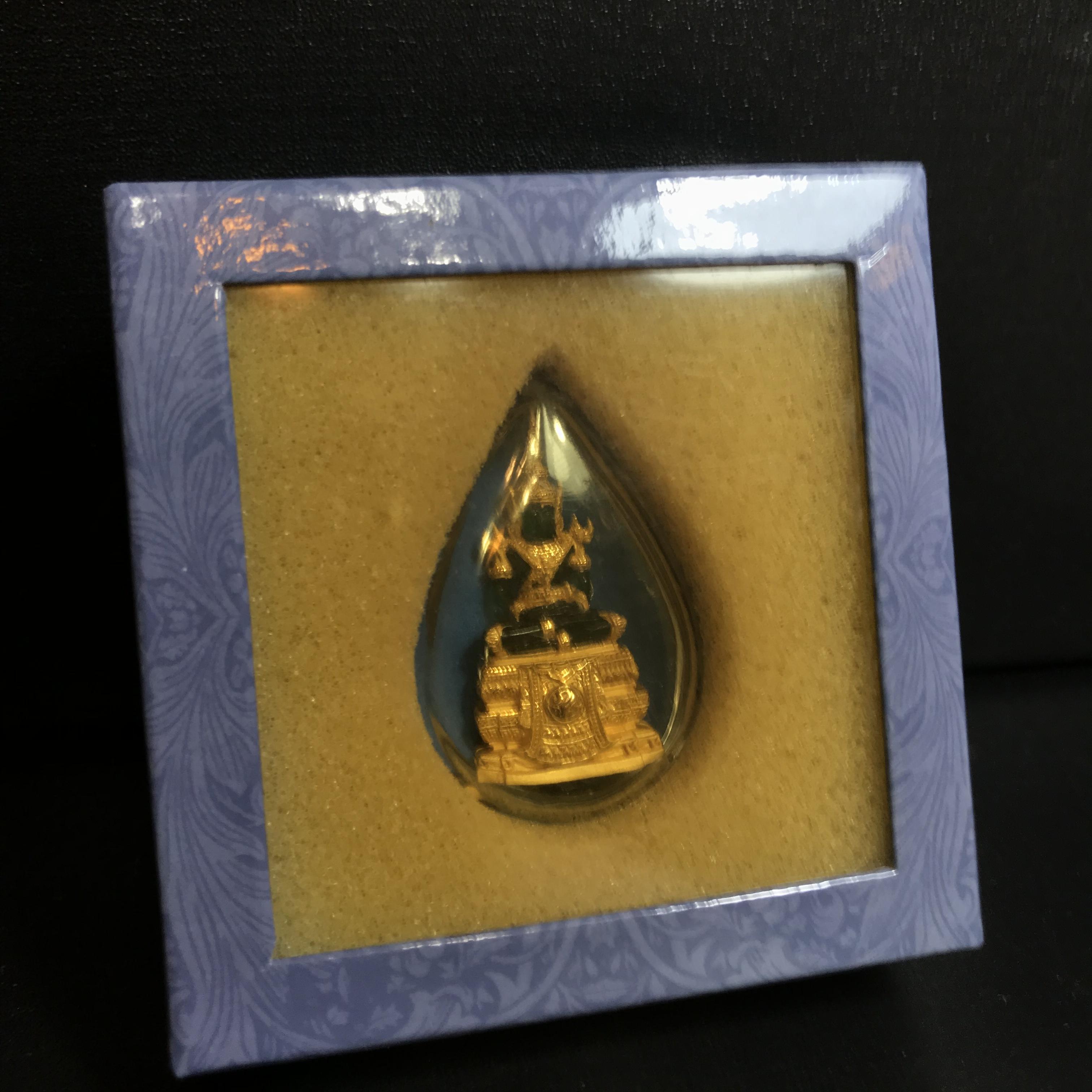 พระแก้วมรกต ภปร. ปี2547 จัดสร้างโดย รพ.ภูมิพลฯ เนื้อเรซิ่นหุ้มทองคำลอยองค์ หน้าตัก 1/2 นิ้ว