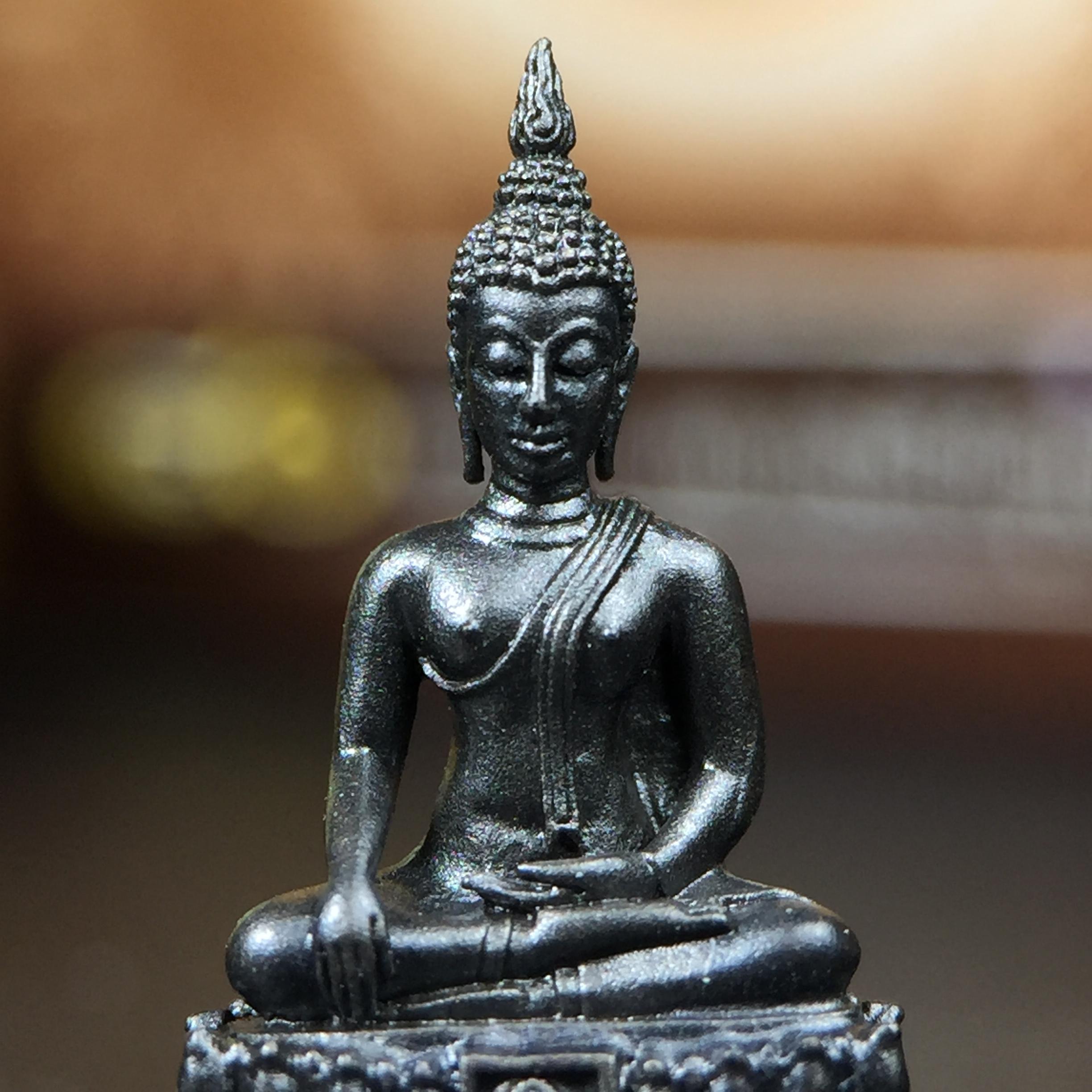 พระพุทธรูปคุ้มเกล้า ภปร. มหามงคล 80พรรษา “รุ่นเย็นศิระเพราะพระบริบาล 80พรรษา มหากษัตริย์คู่แผ่นดินสยาม” เนื้อนวโลหะรมดำ พิมพ์เล็ก ขนาด 10*21 มม.(โลหะชนวนพระ ภ.ป.ร.2508 และผงตะไบพระกริ่งปวเรศ 2530 มาร่วมในการจัดสร้างด้วย)