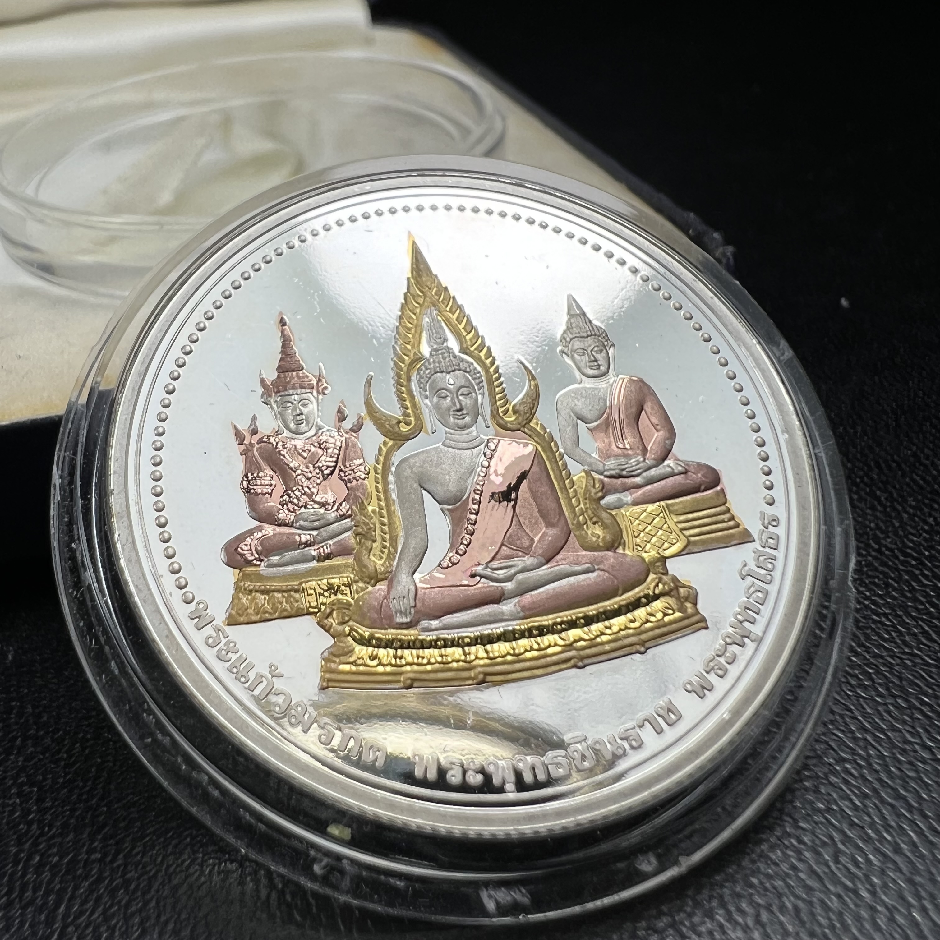เหรียญพระแก้วมรกต พระพุทธชินราช พระพุทธโสธร รุ่นพุทธบารมี ปี 2540 เนื้อเงินขัดเงา 99.9% ชุบ 3 กษัตริย์ พร้อมกล่องบรรจุเดิม พิธีพุทธาภิเษก 2 พิธี มหามงคล (พระพุทธคู่บ้านคู่เมือง รูปแบบเหรียญสวยงดงามมาก พิธีใหญ่ เป็นที่นิยม)สร้างน้อยหายาก 1 ใน 500 เหรียญ