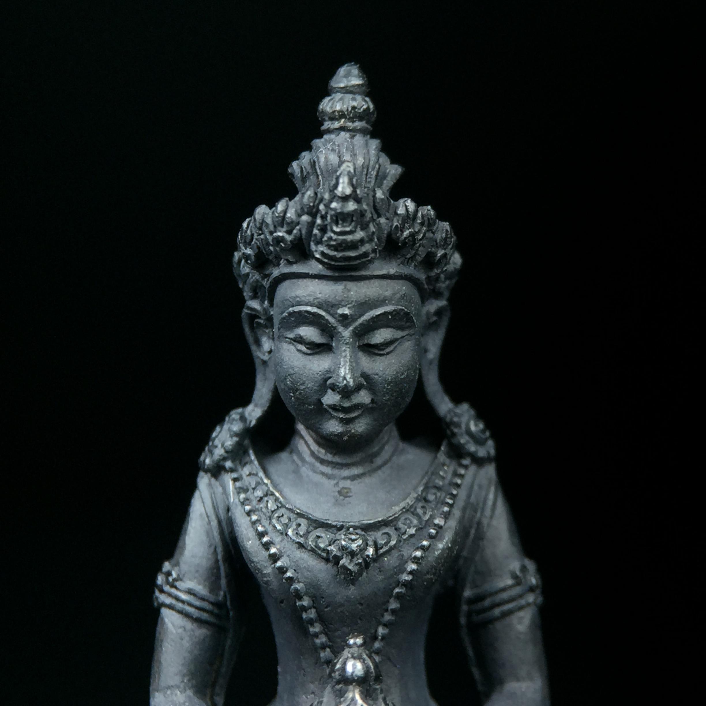 พระกริ่งอวโลกิเตศวร ( เจ้าแม่กวนอิม ) วัดโพธิ์แมนคุณาราม เนื้อเงิน พ่นทราย(ผิวเดิม กลับดำสนิทเข้มขลัง เสน่ห์ของพระเนื้อเงิน) รุ่นอุดมโภคทรัพย์ พ.ศ.2539(อีกหนึ่งรุ่นยอดนิยม พุทธศิลป์สวยงดงาม)