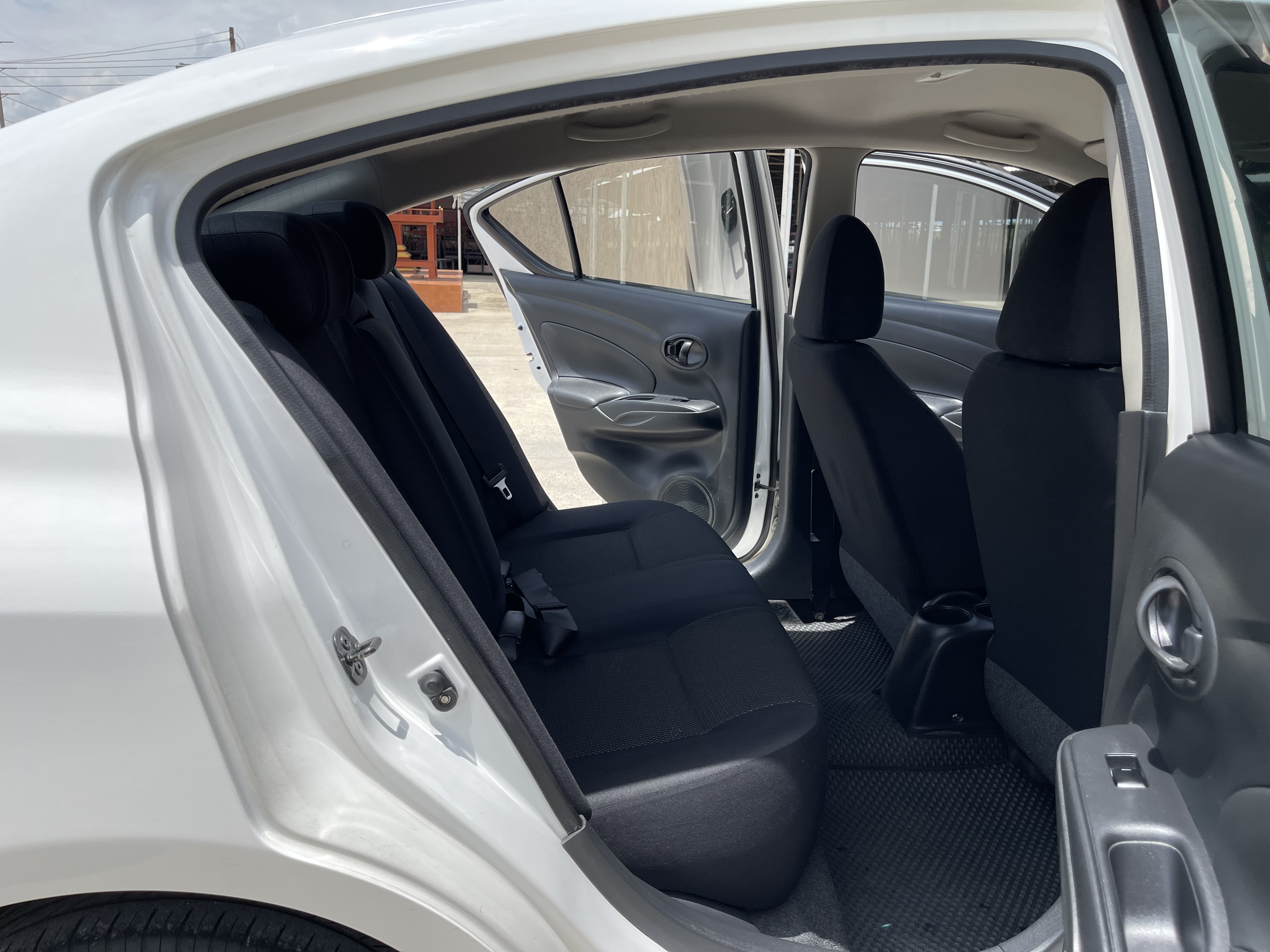 Nissan Almera 1.2 ES At 2013 ขาว